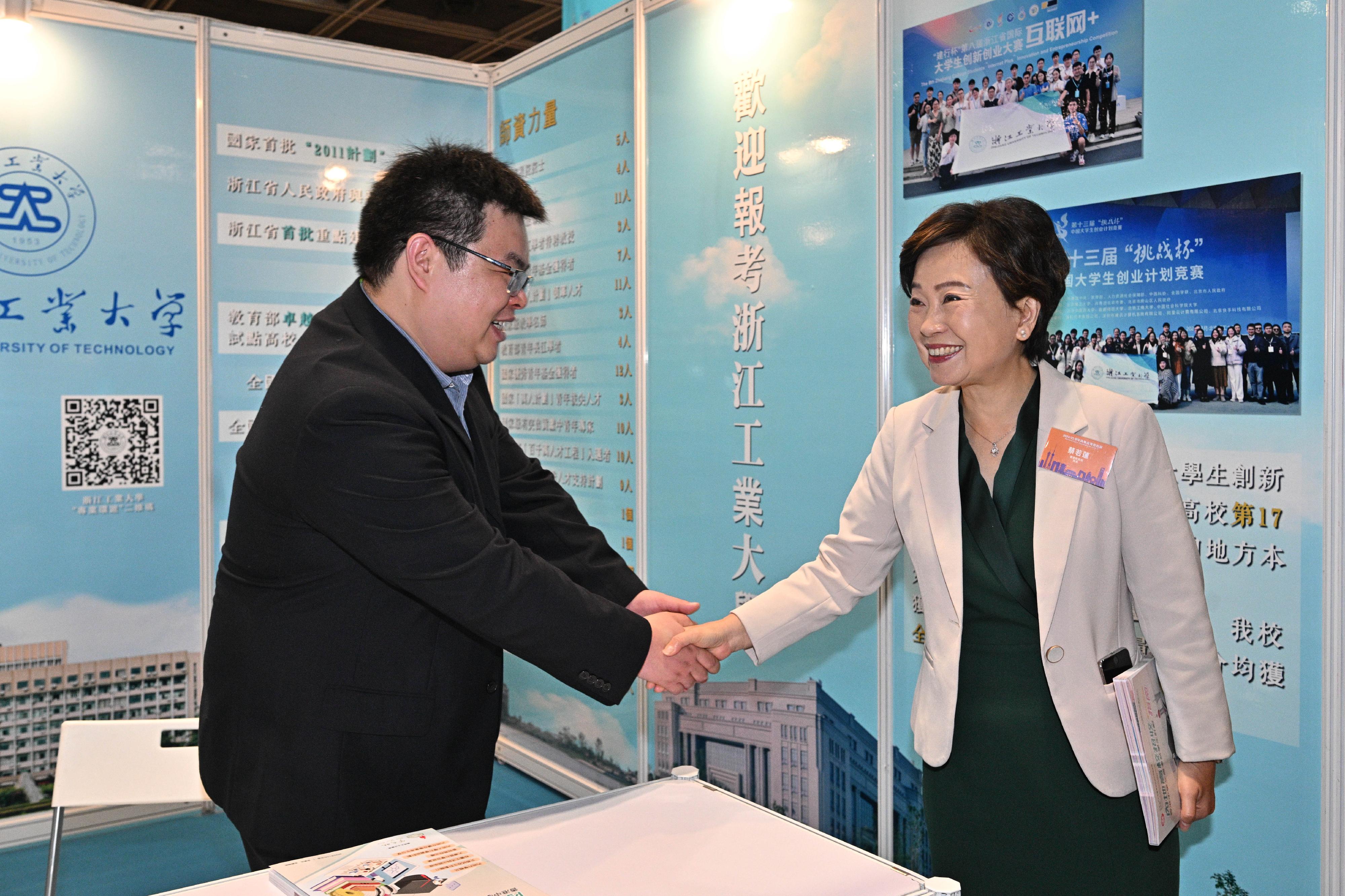 The Mainland Higher Education Expo 2024/25, jointly organised by the Ministry of Education and the Education Bureau, is being held today and tomorrow (December 2 and 3) at the Hong Kong Convention and Exhibition Centre in Wan Chai. Photo shows the Secretary for Education, Dr Choi Yuk-lin (right) visiting an exhibition booth.