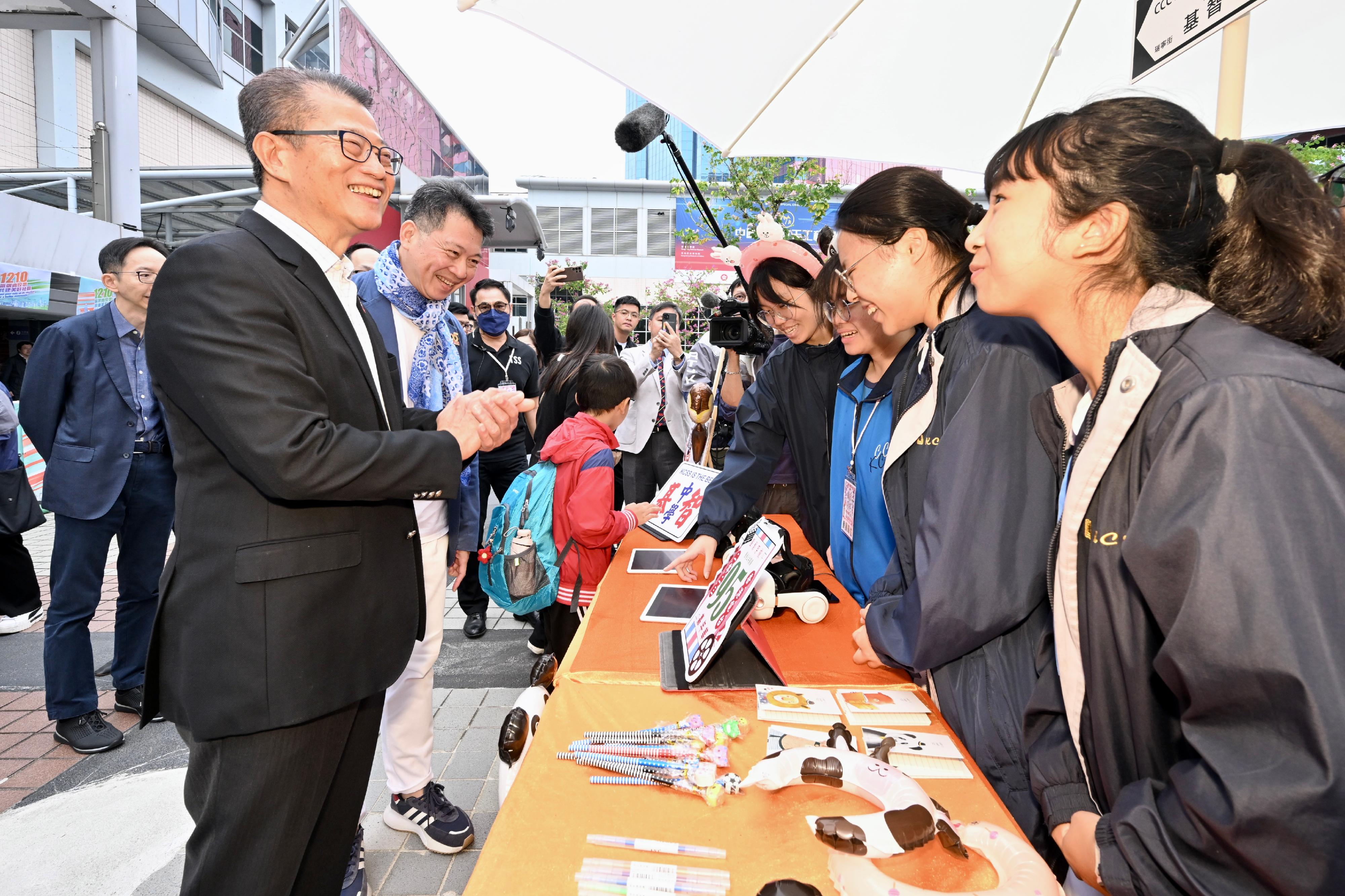 財政司司長陳茂波今日（十二月二日）出席開心香港：聲影穿梭——香港公共廣播九十五年嘉年華會和展覽會活動開幕禮。圖示陳茂波（前排左）在攤位與參加學生互動交流。