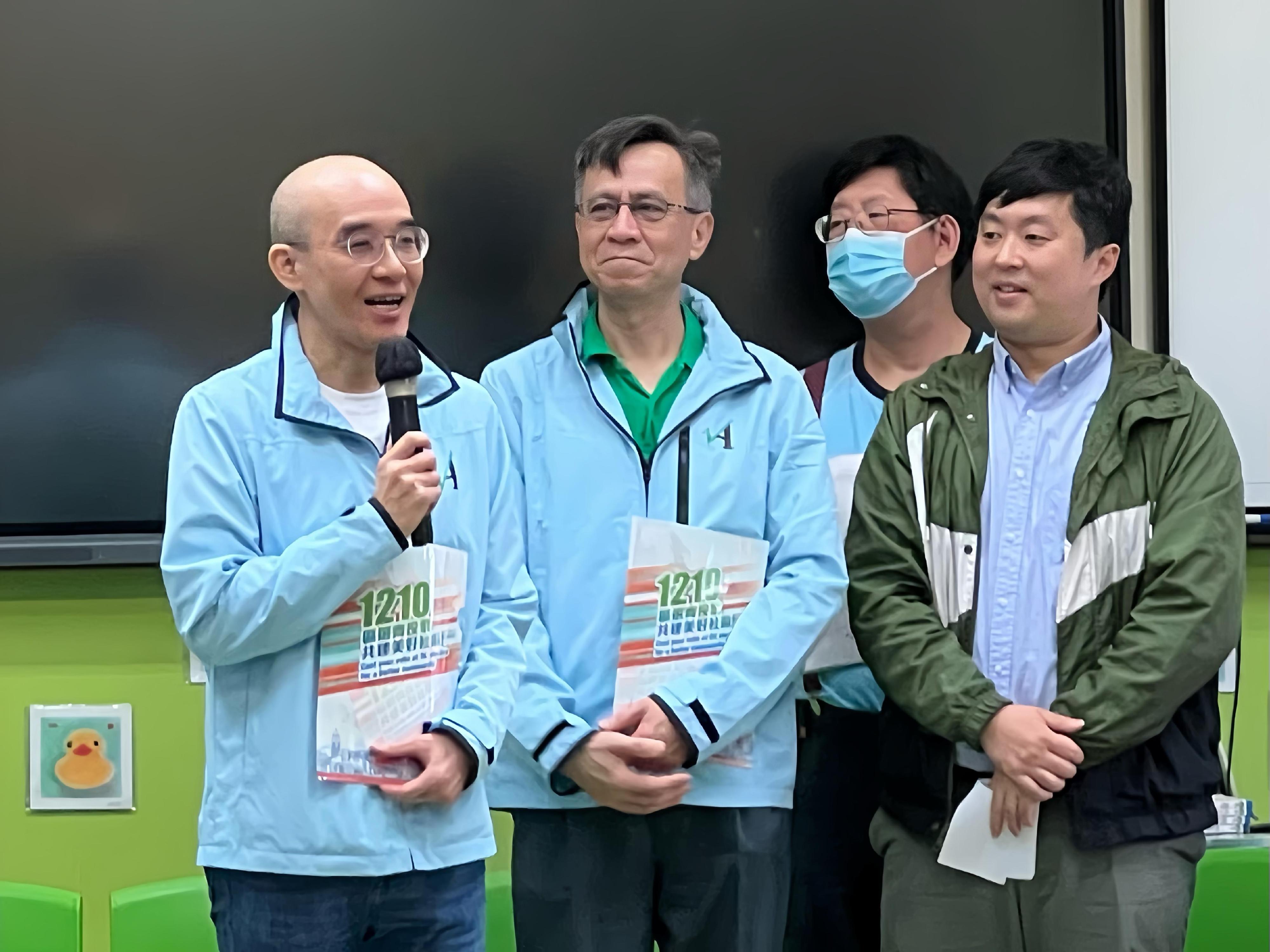 Around 30 volunteers from the Audit Commission takes part in volunteer visit to elderly centre and District Council election promotion activity today (December 2). Photo shows the Director of Audit, Professor Nelson Lam (first left), taking the opportunity to promote the District Council election in his speech, urging participants of the event to encourage their families and friends to vote.