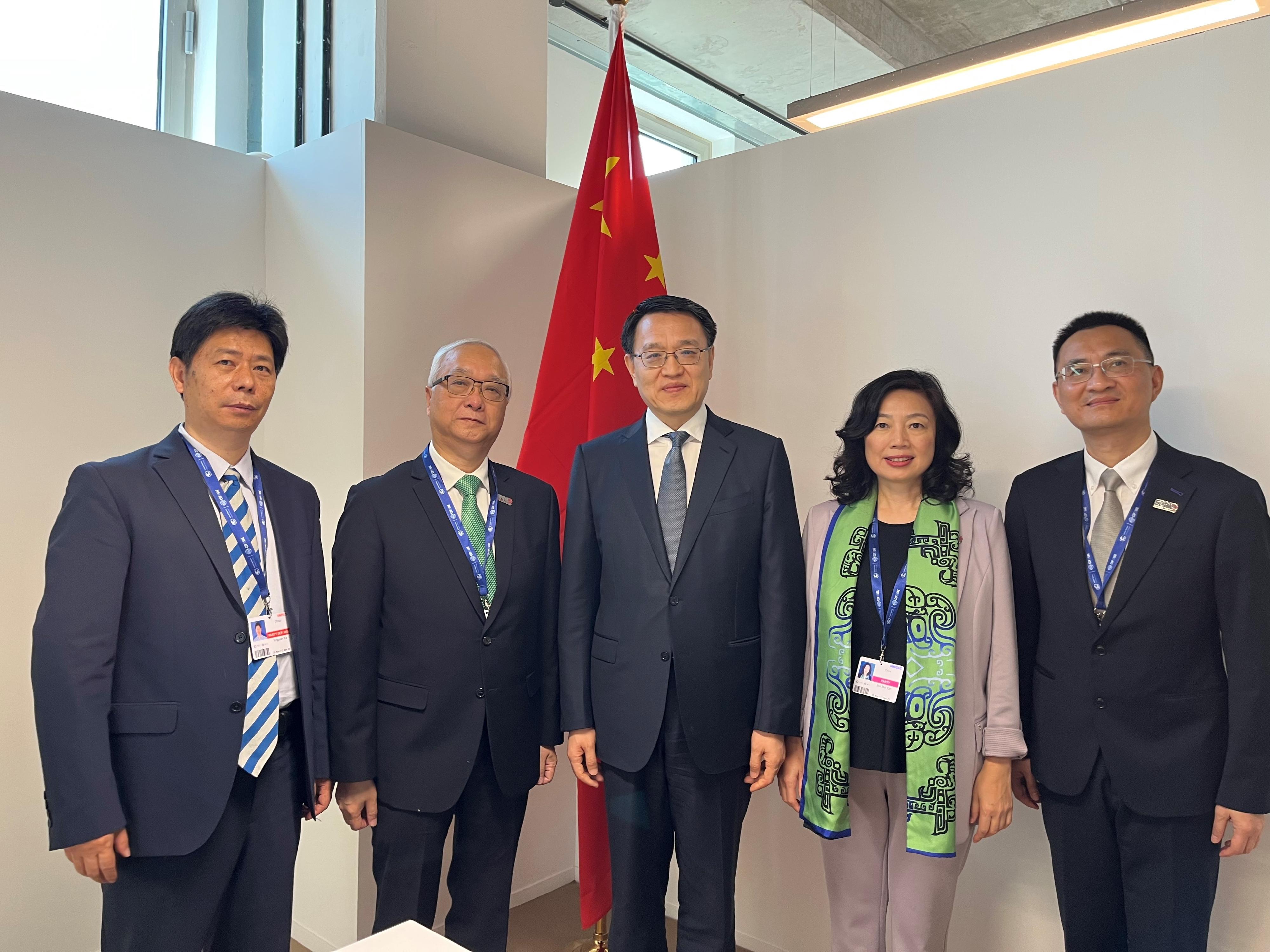 The Secretary for Environment and Ecology, Mr Tse Chin-wan (second left); the Permanent Secretary for Financial Services and the Treasury (Financial Services), Ms Salina Yan (second right), and the Commissioner for Climate Change, Mr Wong Chuen-fai (first right), yesterday (December 1, Dubai time) met with Vice Minister of the Ministry of Ecology and Environment Mr Zhao Yingmin (centre) and the Director of the Department of Climate Change of the Ministry of Ecology and Environment, Mr Xia Yingxian (first left), in Dubai, the United Arab Emirates.