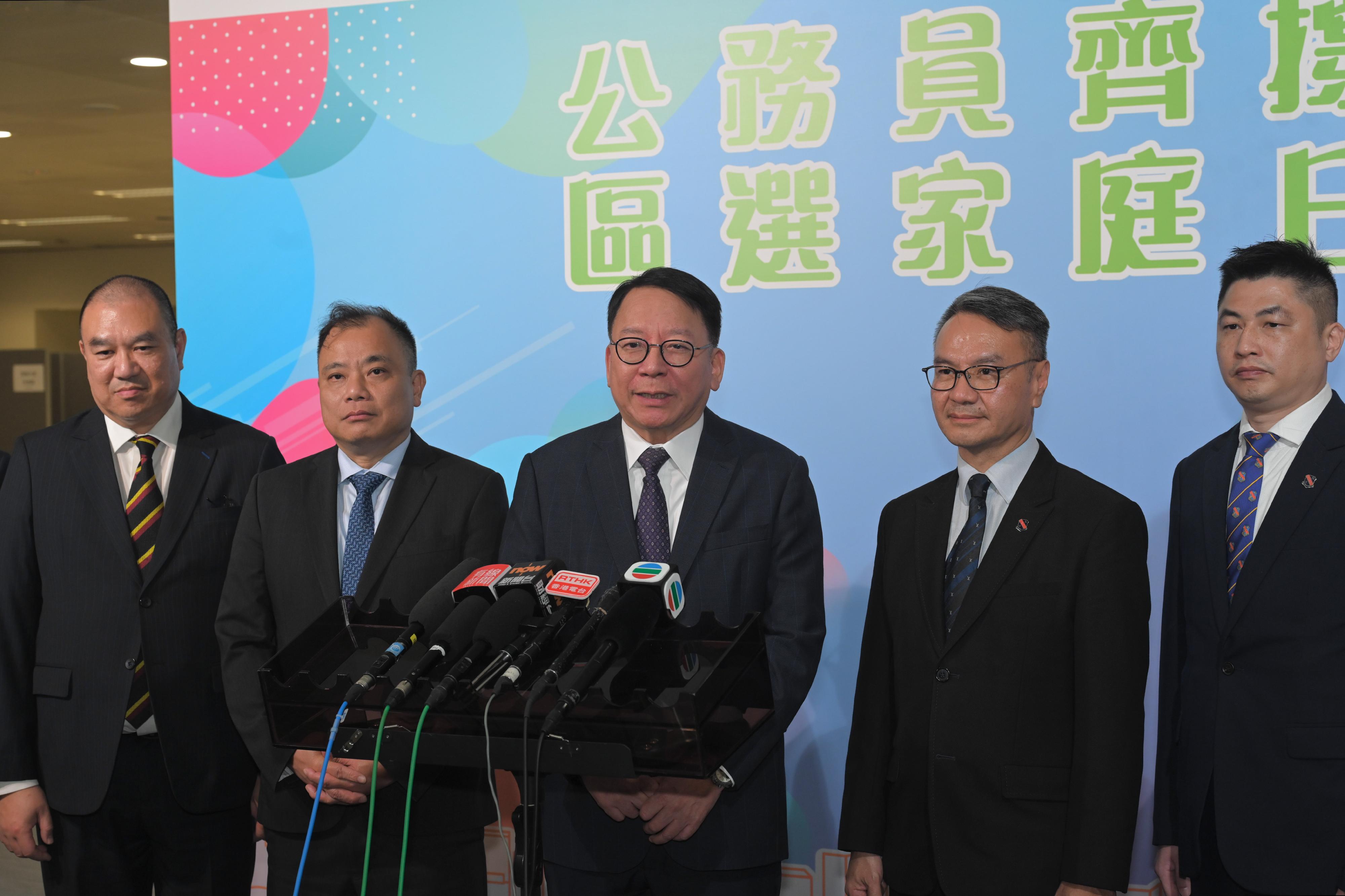 政务司司长陈国基（中）今日（十二月三日）出席「公务员齐撑区选家庭日」后会见传媒。
