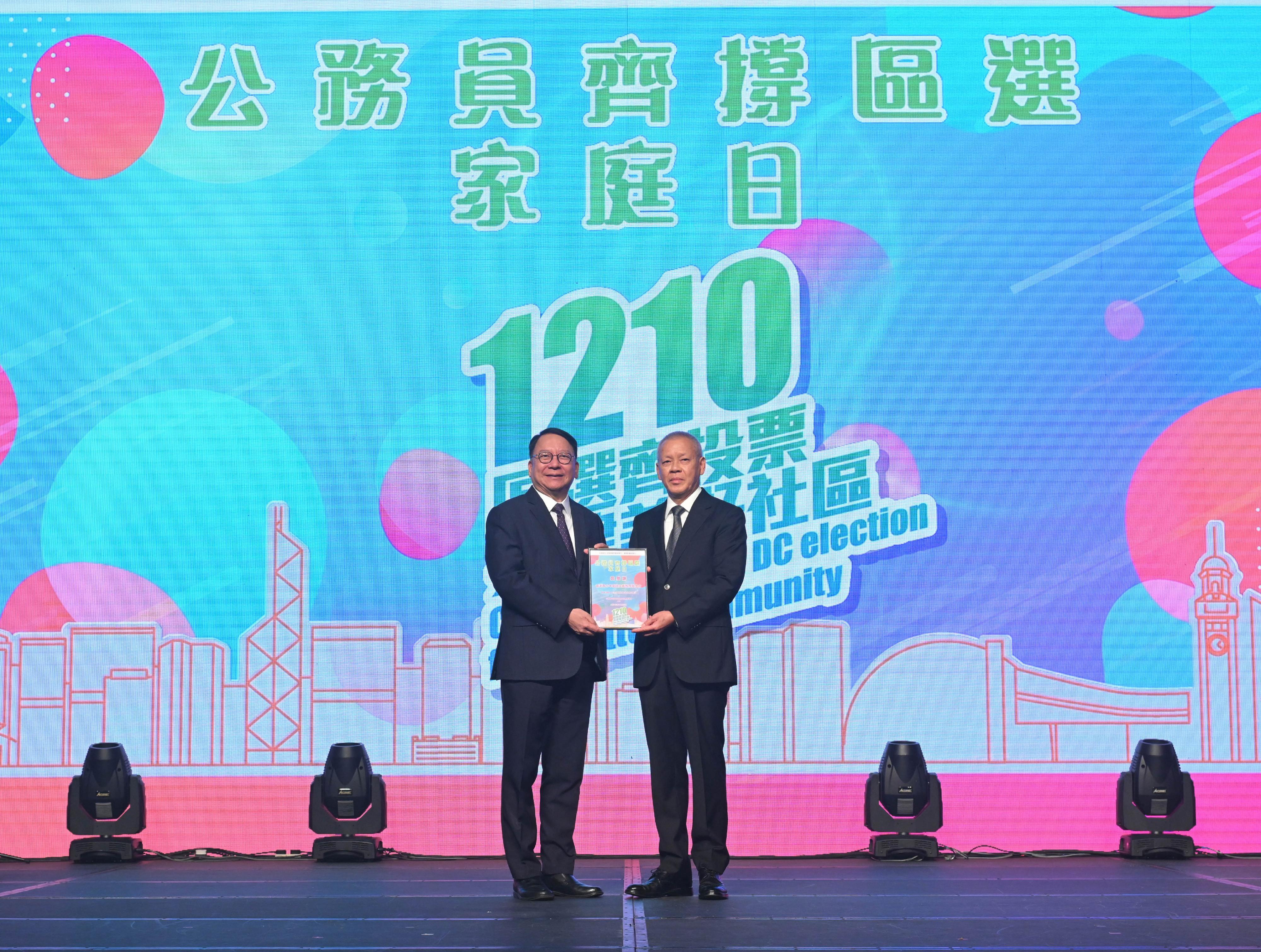 陳國基（左）頒發感謝狀予香港青少年愛國主義教育基金會主席陳鴻道（右）。