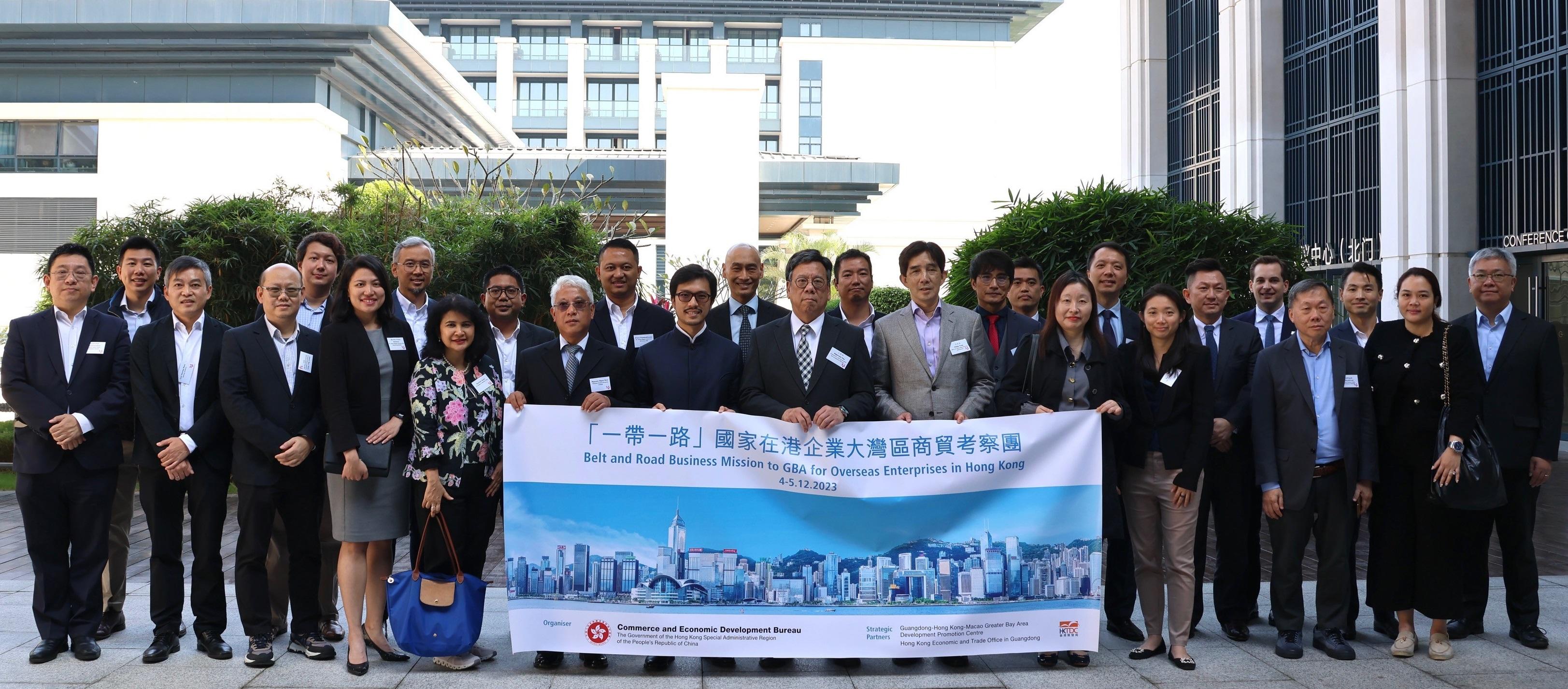 Led by the Secretary for Commerce and Economic Development, Mr Algernon Yau, a business delegation of enterprises of Belt and Road countries operating in Hong Kong today (December 4) began in Shenzhen a two-day visit to the Guangdong-Hong Kong-Macao Greater Bay Area. Photo shows Mr Yau (front row, sixth right); the Commissioner for Belt and Road, Mr Nicholas Ho (front row, seventh right); the Director-General of the Office for Attracting Strategic Enterprises, Mr Philip Yung (front row, fifth right); and the Director of the Hong Kong Economic and Trade Office in Guangdong, Miss Linda So (front row, fourth right), with the delegates.