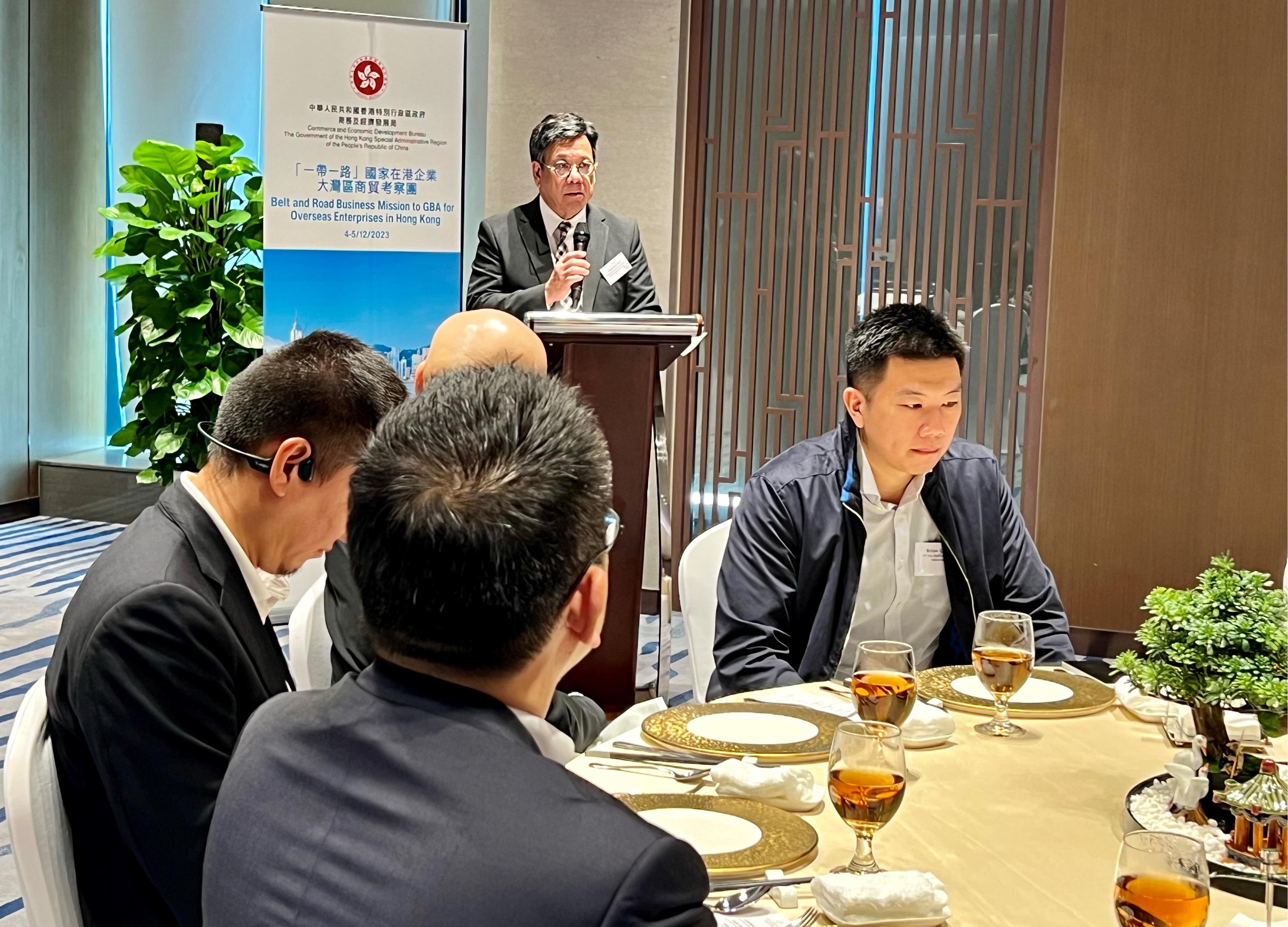 Led by the Secretary for Commerce and Economic Development, Mr Algernon Yau, a business delegation of enterprises of Belt and Road countries operating in Hong Kong today (December 4) began in Shenzhen a two-day visit to the Guangdong-Hong Kong-Macao Greater Bay Area. Photo shows Mr Yau (centre) speaking at a welcome luncheon for the delegation.