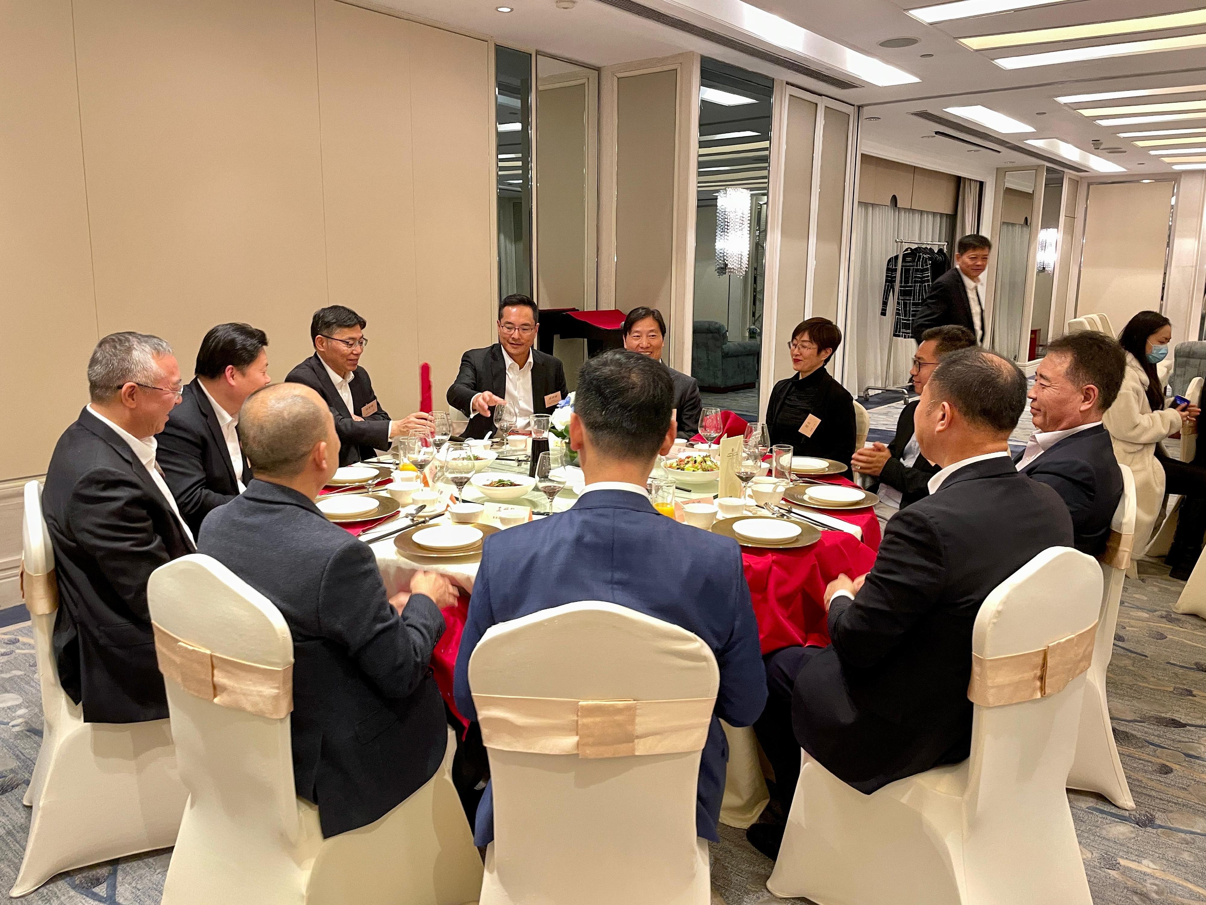 The Chairman of the Hong Kong Maritime and Port Board and the Secretary for Transport and Logistics, Mr Lam Sai-hung (third left), and the delegation had a dinner in Shanghai with representatives of the China Shipowners' Association and financial leasing enterprises from Shanghai and Beijing, during which he introduced the advantages of Hong Kong's maritime industry in enjoying the strong support of the motherland while being closely connected to the world.