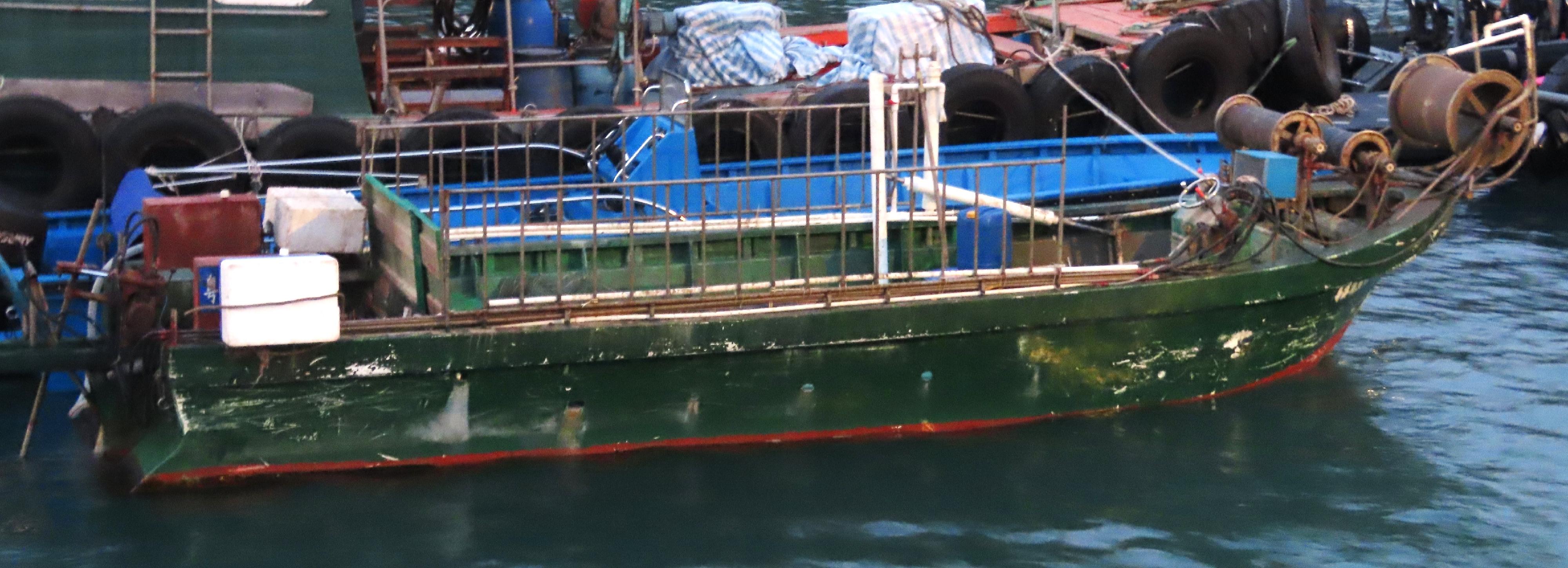 漁農自然護理署今日（十二月四日）起訴三名涉嫌在上白泥附近香港水域內的一艘內地船隻上進行非法捕魚作業的內地男子。圖示該艘被截停的內地漁船。