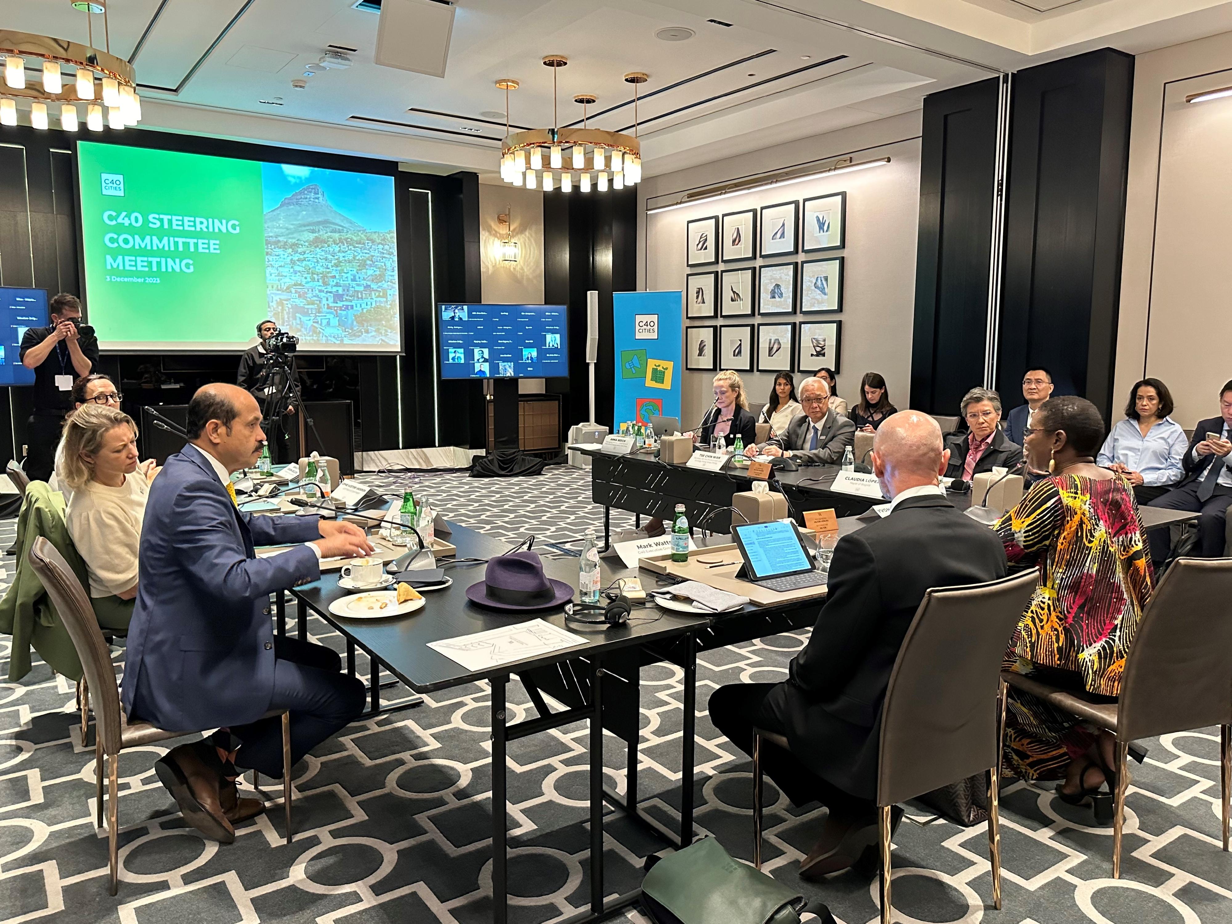The Secretary for Environment and Ecology, Mr Tse Chin-wan, attended the C40 Cities Climate Leadership Group's Steering Committee meeting on December 3 (Dubai time) in Dubai, the United Arab Emirates, to exchange views with other members and share Hong Kong's experiences.
