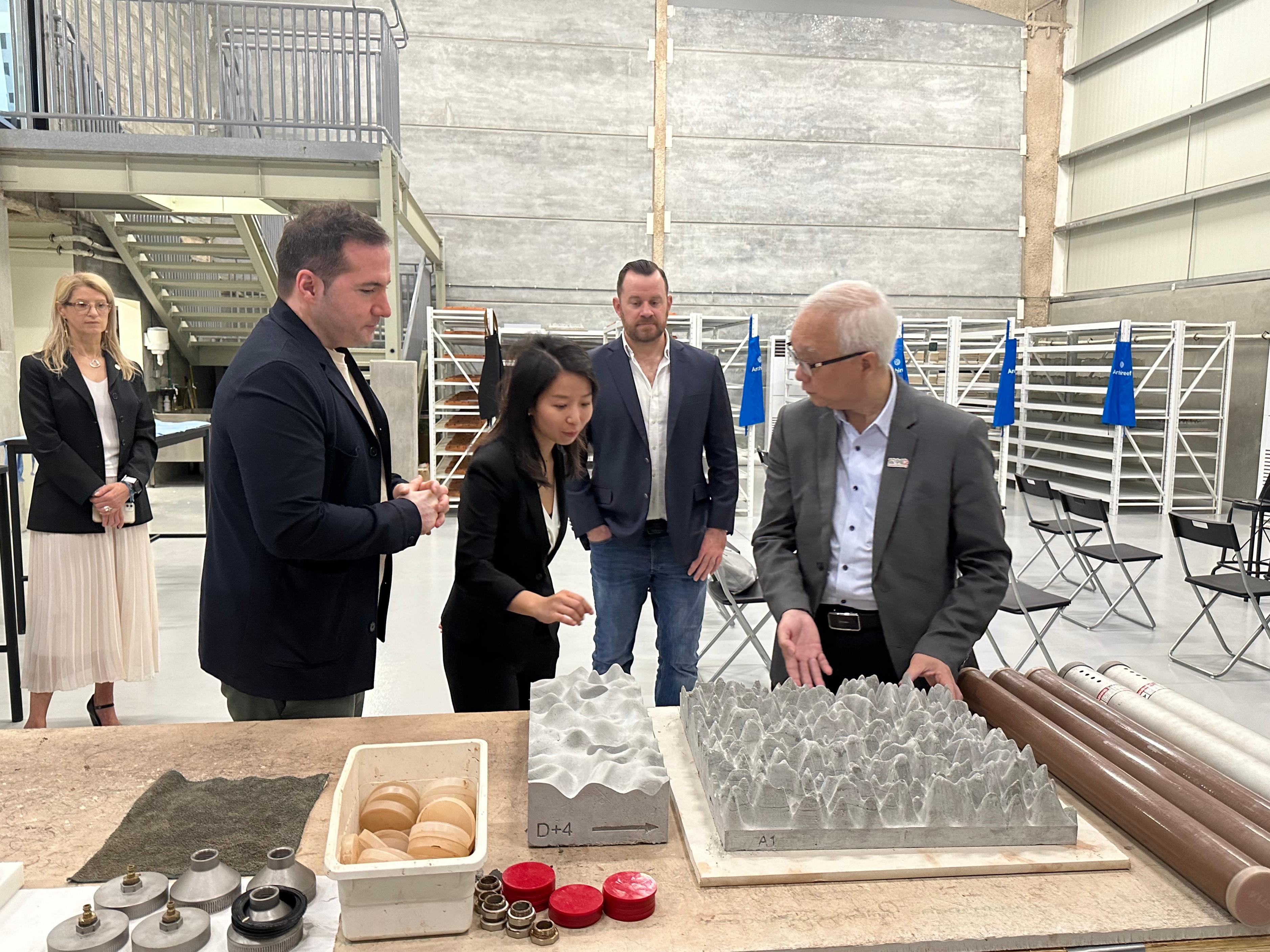 The Secretary for Environment and Ecology, Mr Tse Chin-wan (first right), yesterday (December 4, Dubai time) visited Archireef, a Hong Kong company in Abu Dhabi, the United Arab Emirates, and learned about the company's latest 3D printing technology to create artificial habitats for marine species threatened by climate change.