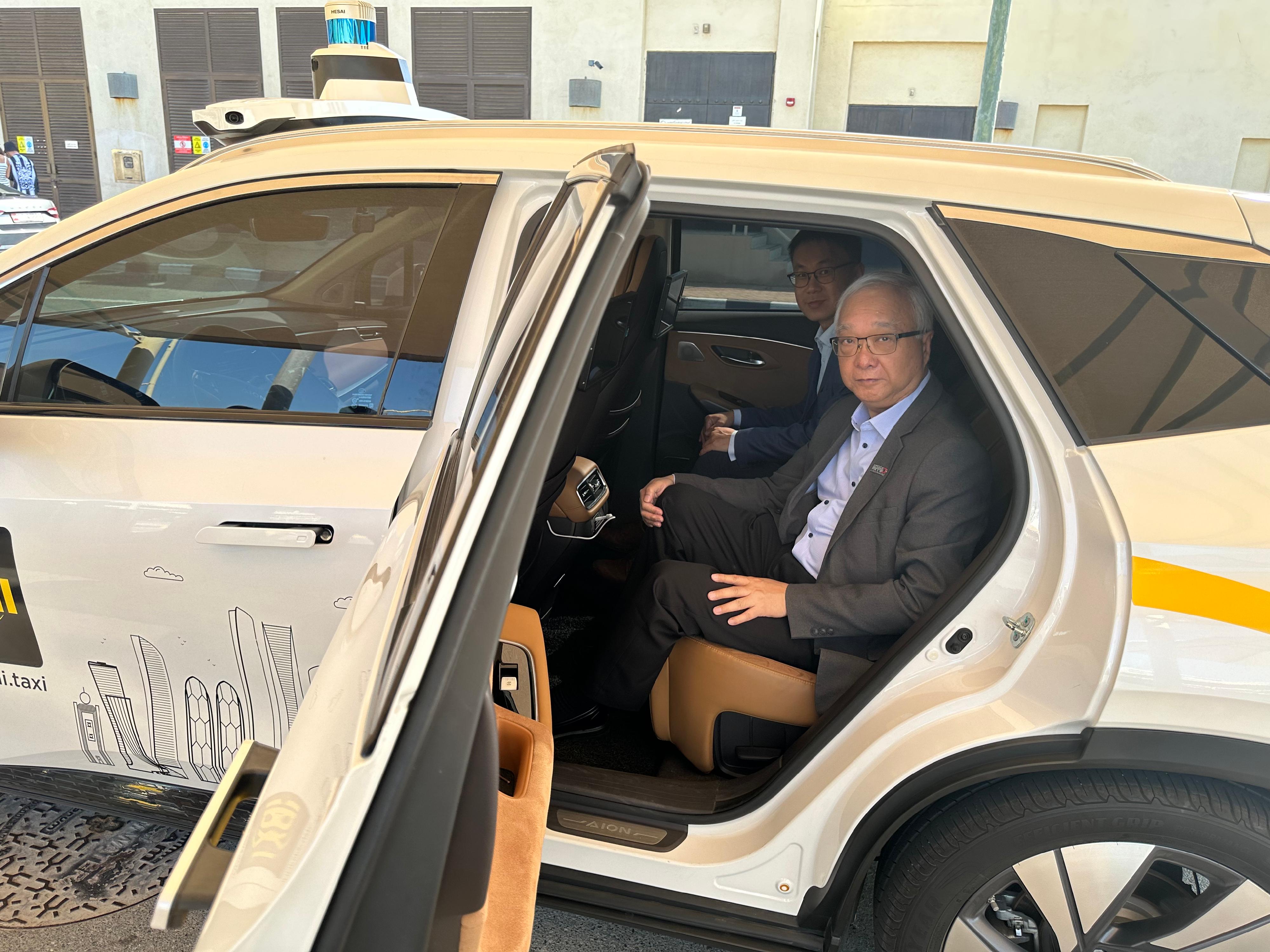 The Secretary for Environment and Ecology, Mr Tse Chin-wan, yesterday (December 4, Dubai time) visited WeRide, a technology company in Abu Dhabi, the United Arab Emirates, to learn about their autonomous driving technology. Photo shows Mr Tse on an autonomous driving taxi.