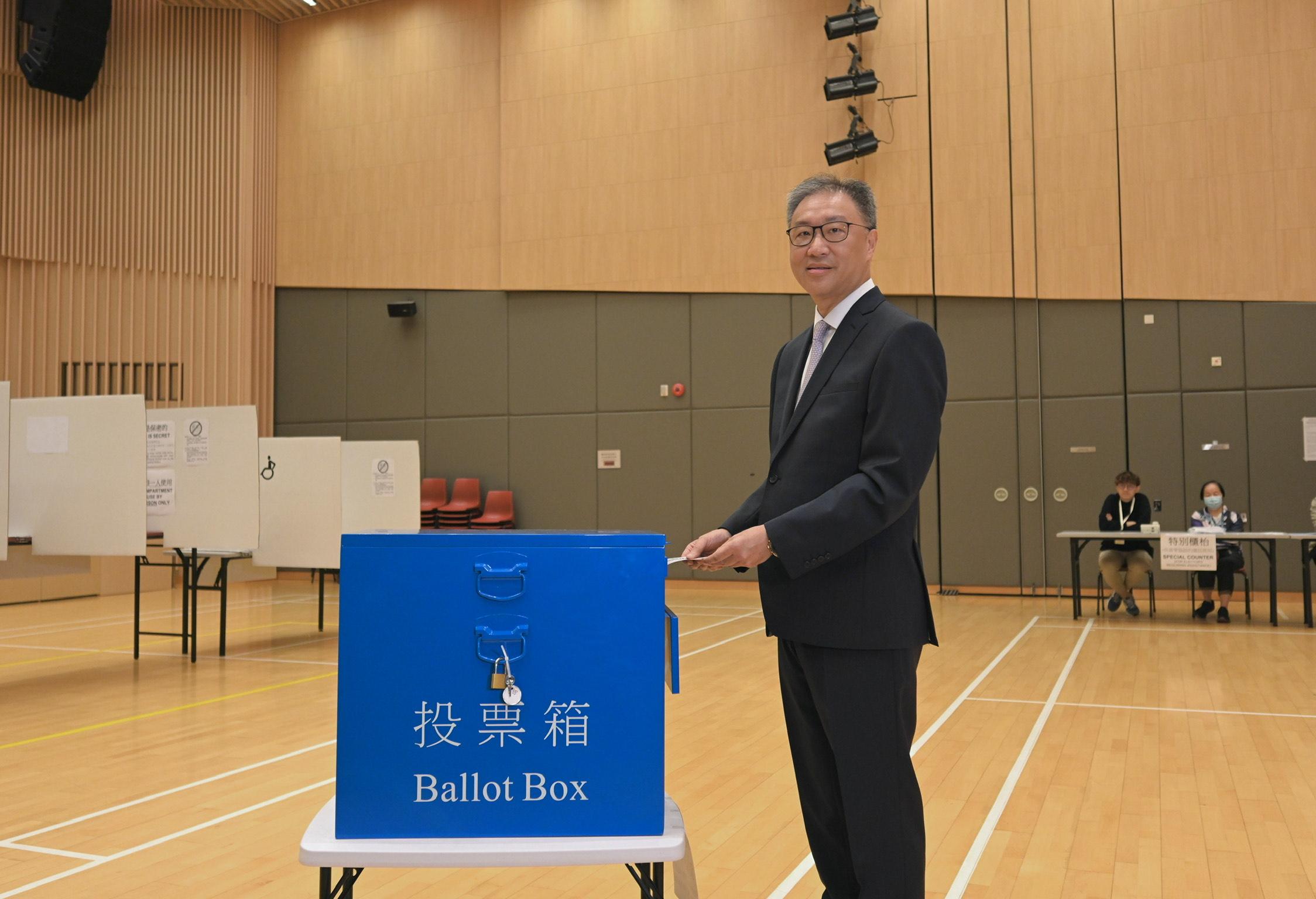 The Chairman of the Electoral Affairs Commission, Mr Justice David Lok, demonstrated the proper polling procedures of the District Council Ordinary Election during his visit to a mock polling station at the North Point Community Hall today (December 5). Photo shows Mr Justice Lok demonstrating the insertion of a ballot paper into a ballot box. 