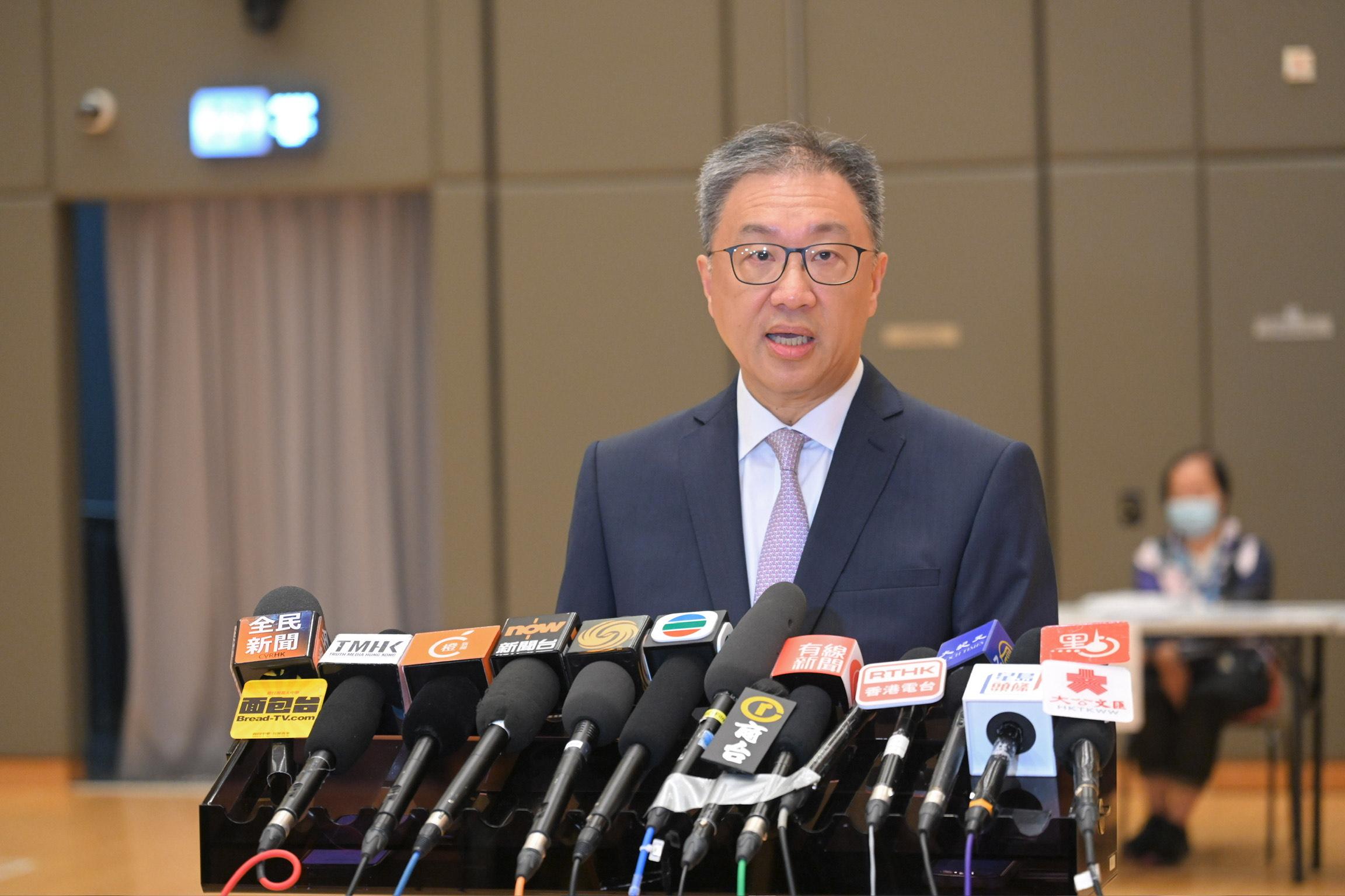 The Chairman of the Electoral Affairs Commission, Mr Justice David Lok, demonstrated the proper polling procedures of the District Council Ordinary Election during his visit to a mock polling station at the North Point Community Hall today (December 5). Photo shows Mr Justice Lok meeting the media after the visit.