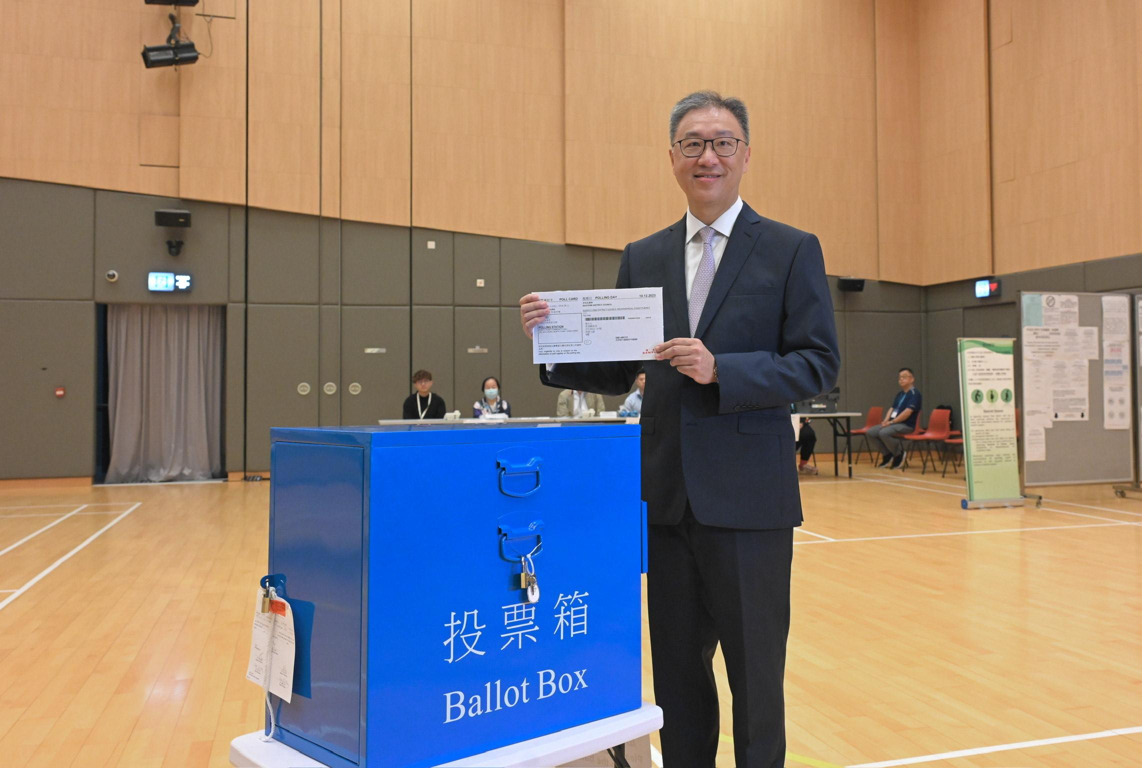 The Chairman of the Electoral Affairs Commission, Mr Justice David Lok, demonstrated the proper polling procedures of the District Council Ordinary Election during his visit to a mock polling station at the North Point Community Hall today (December 5). Photo shows Mr Justice Lok showing a sample of the poll card for District Council geographical constituencies.