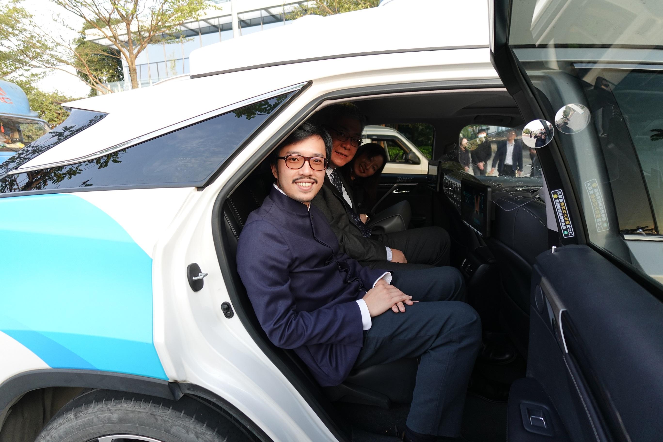 The business delegation of enterprises of Belt and Road countries operating in Hong Kong, led by the Secretary for Commerce and Economic Development, Mr Algernon Yau, continued the visit to the Guangdong-Hong Kong-Macao Greater Bay Area today (December 5). The delegation visited Pony.ai, an autonomous driving start-up in Nansha District, Guangzhou. Photo shows the Commissioner for Belt and Road, Mr Nicholas Ho (left), and the Director of the Hong Kong Economic and Trade Office in Guangdong, Miss Linda So (right), experiencing first-hand its self-developed autonomous saloon car.