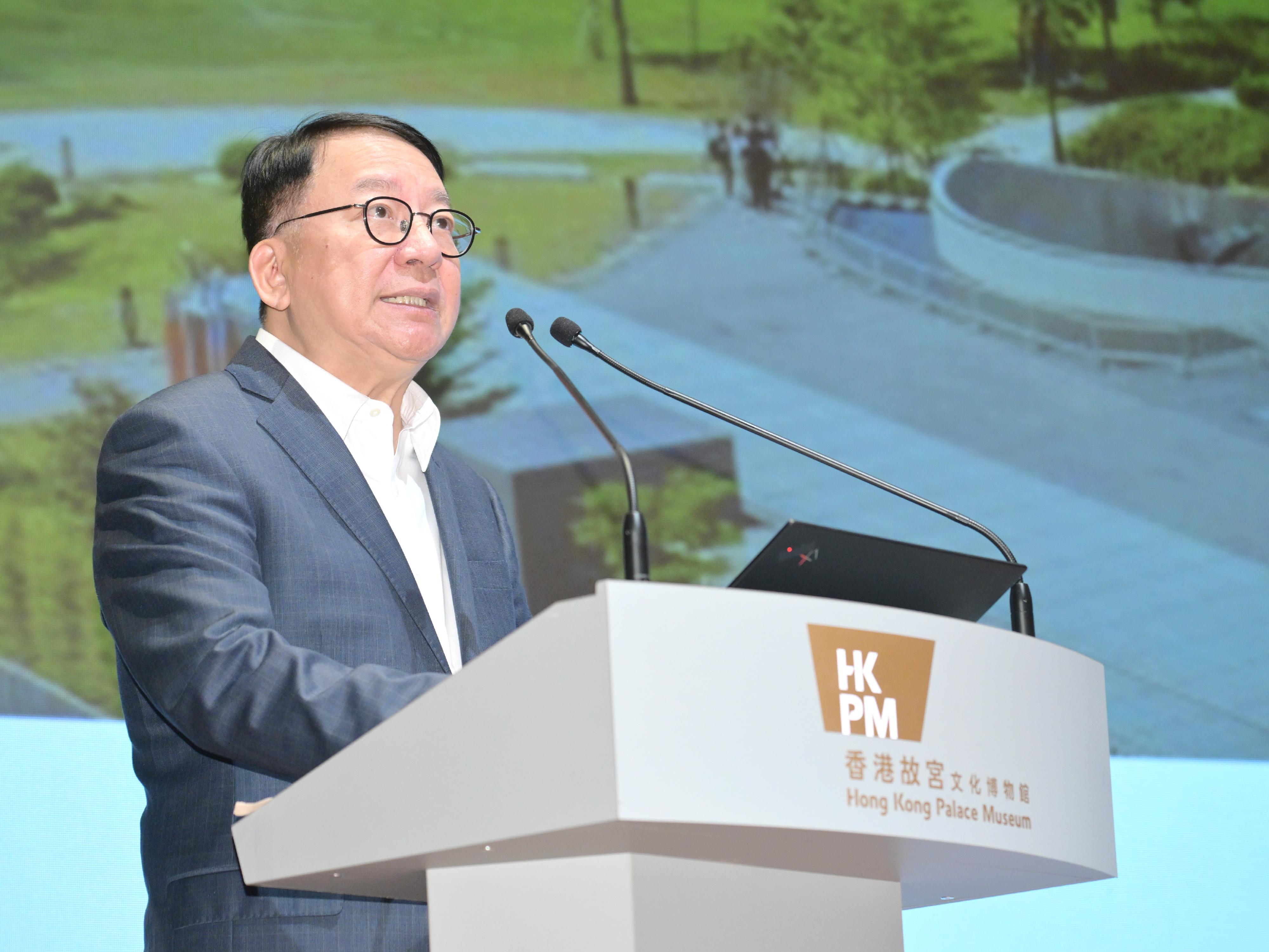 The Chief Secretary for Administration, Mr Chan Kwok-ki, speaks at "Thousands of Years at a Glance: Exploring Ancient Chinese Civilization - visit to Hong Kong Palace Museum" today (December 5).
