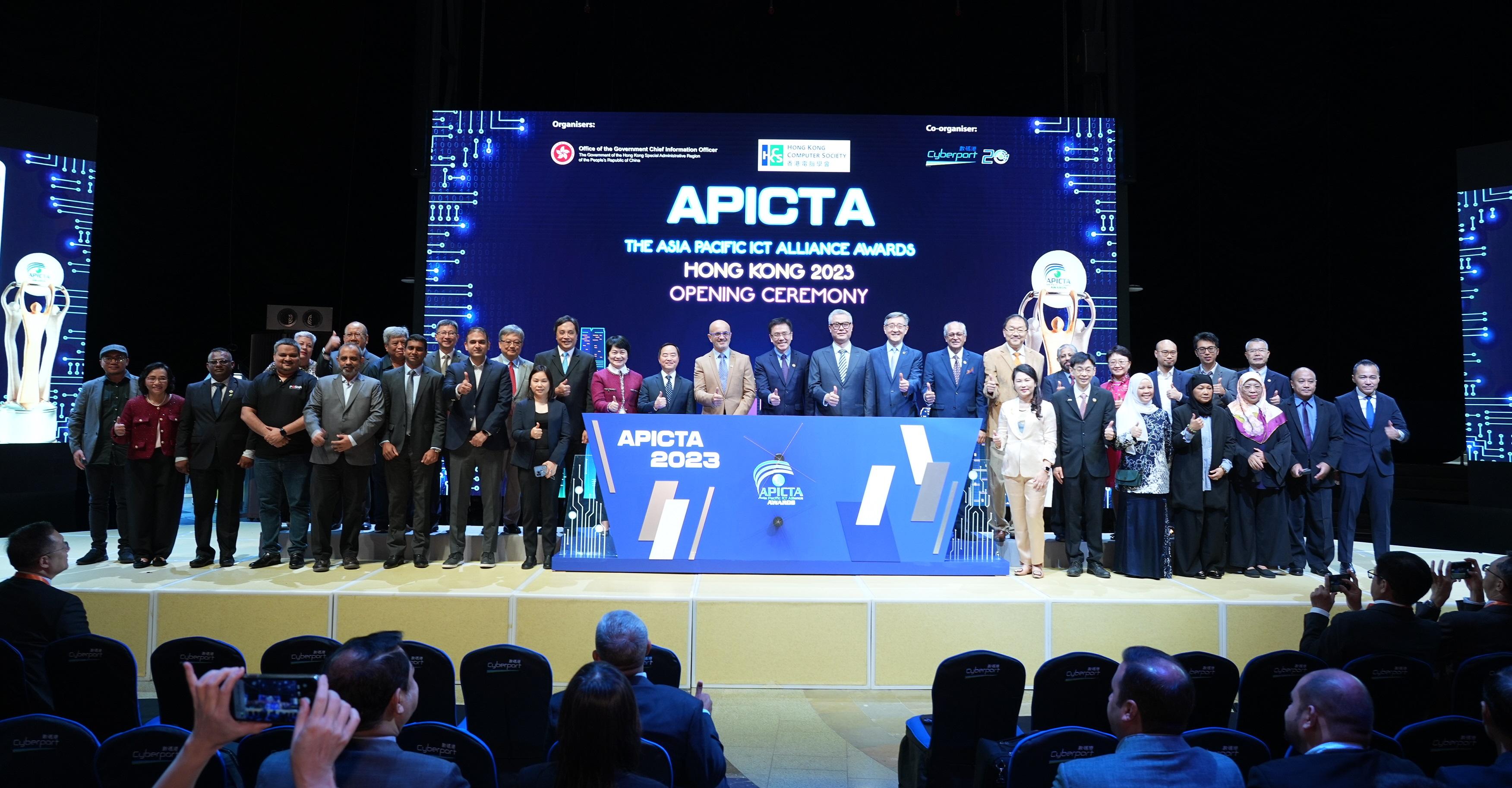 The Asia Pacific Information and Communications Technology Alliance Awards 2023, jointly organised by the Office of the Government Chief Information Officer and the Hong Kong Computer Society, officially started off today (December 5). Photo shows the Secretary for Innovation, Technology and Industry, Professor Sun Dong (centre), and other officiating guests with representatives from the various member economies.