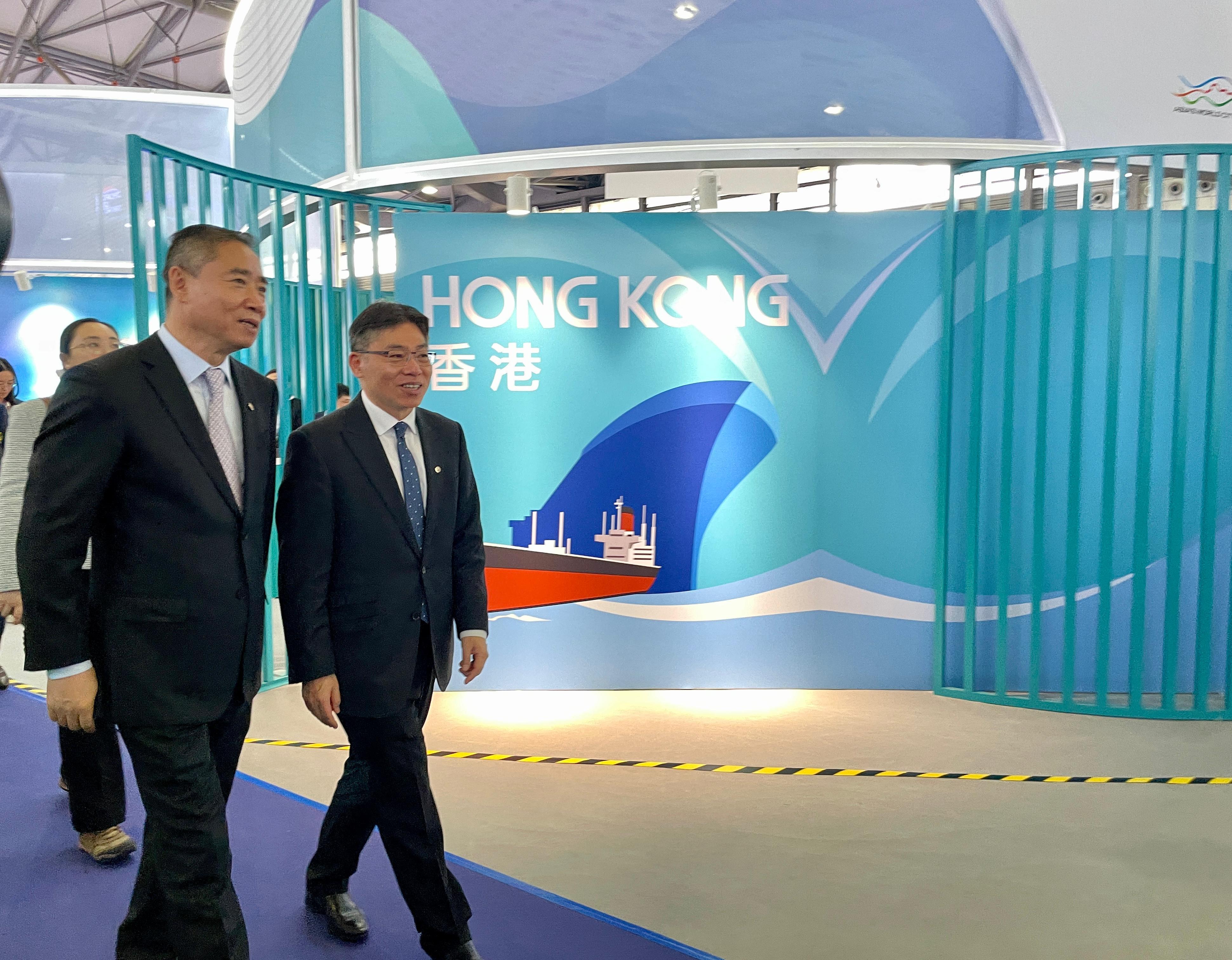 香港海運港口局主席兼運輸及物流局局長林世雄（右）今日（十二月五日）在上海出席2023中國國際海事技術學術會議和展覽會，向國家工業和信息化部副部長辛國斌（左）介紹中國香港館。
