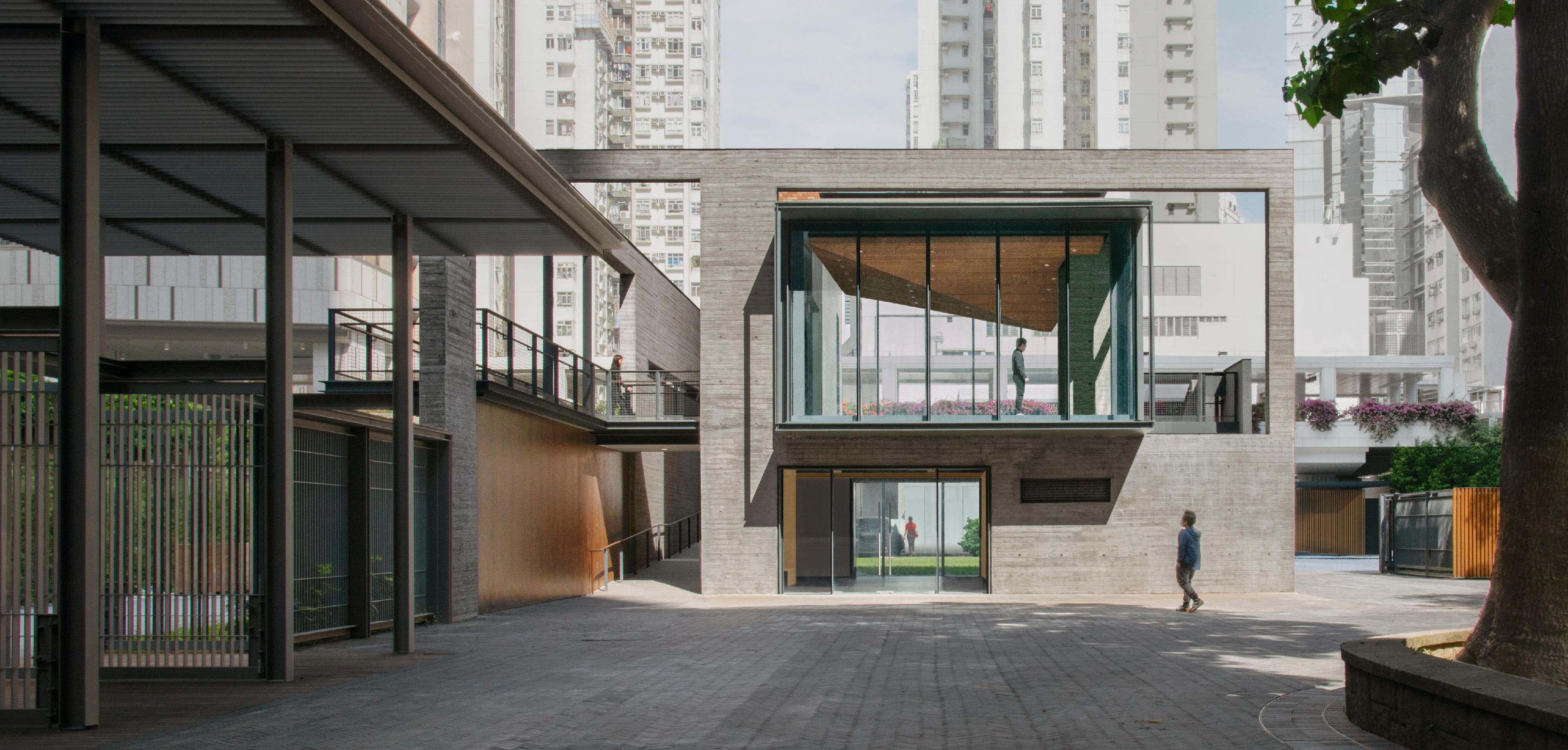 「『油街實現』藝術空間第二期發展」榮獲二○二三年「DFA亞洲最具影響力設計獎」大獎，亦是「香港建築師學會年獎2022／23──會長特別獎狀」的兩個入圍項目之一。圖示油街實現的新藝術空間，除增添不少戶外空間外，亦建有一所兩層高的建築物作展覽及活動用途，已於去年五月起正式向公眾開放。