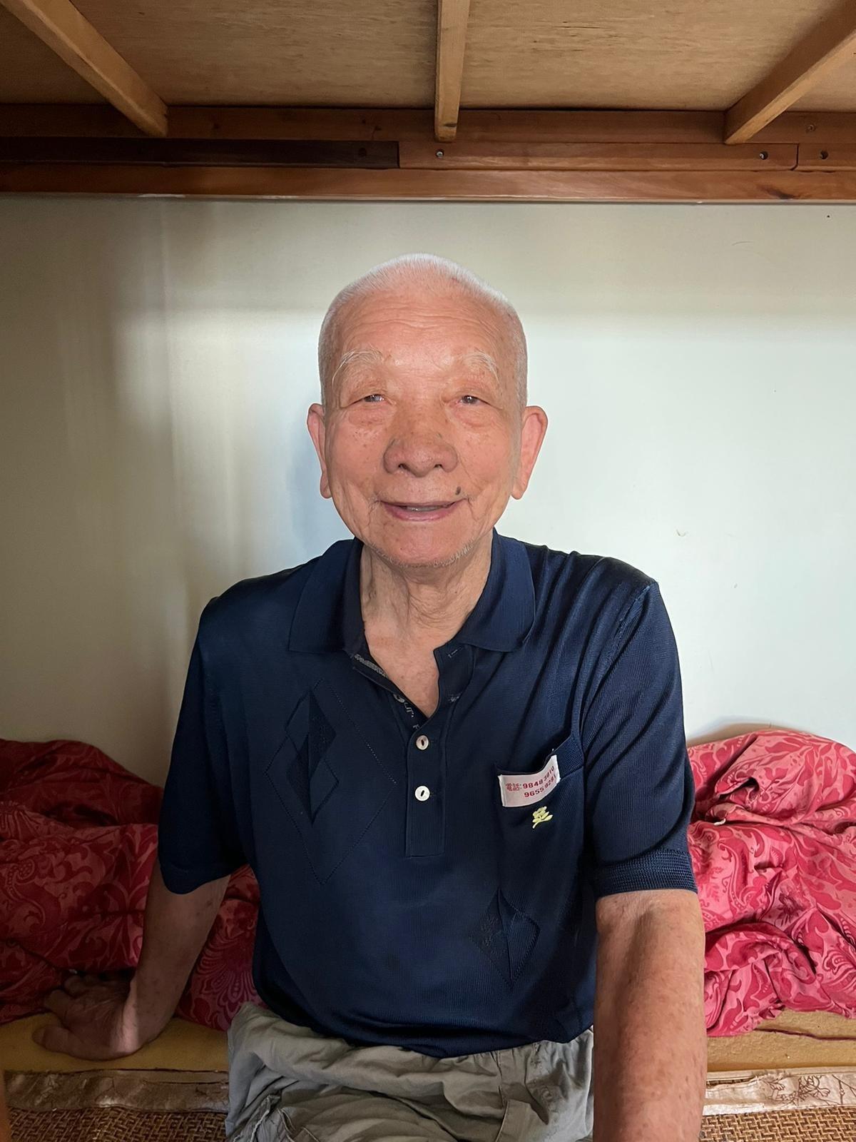 Fok Sze-ying, aged 99, is about 1.6 metres tall, 63 kilograms in weight and of thin build. He has a round face with yellow complexion and short grey and white hair. He was last seen wearing a dark red jacket, dark-coloured trousers and dark-coloured shoes and carrying a grey and blue trolley.