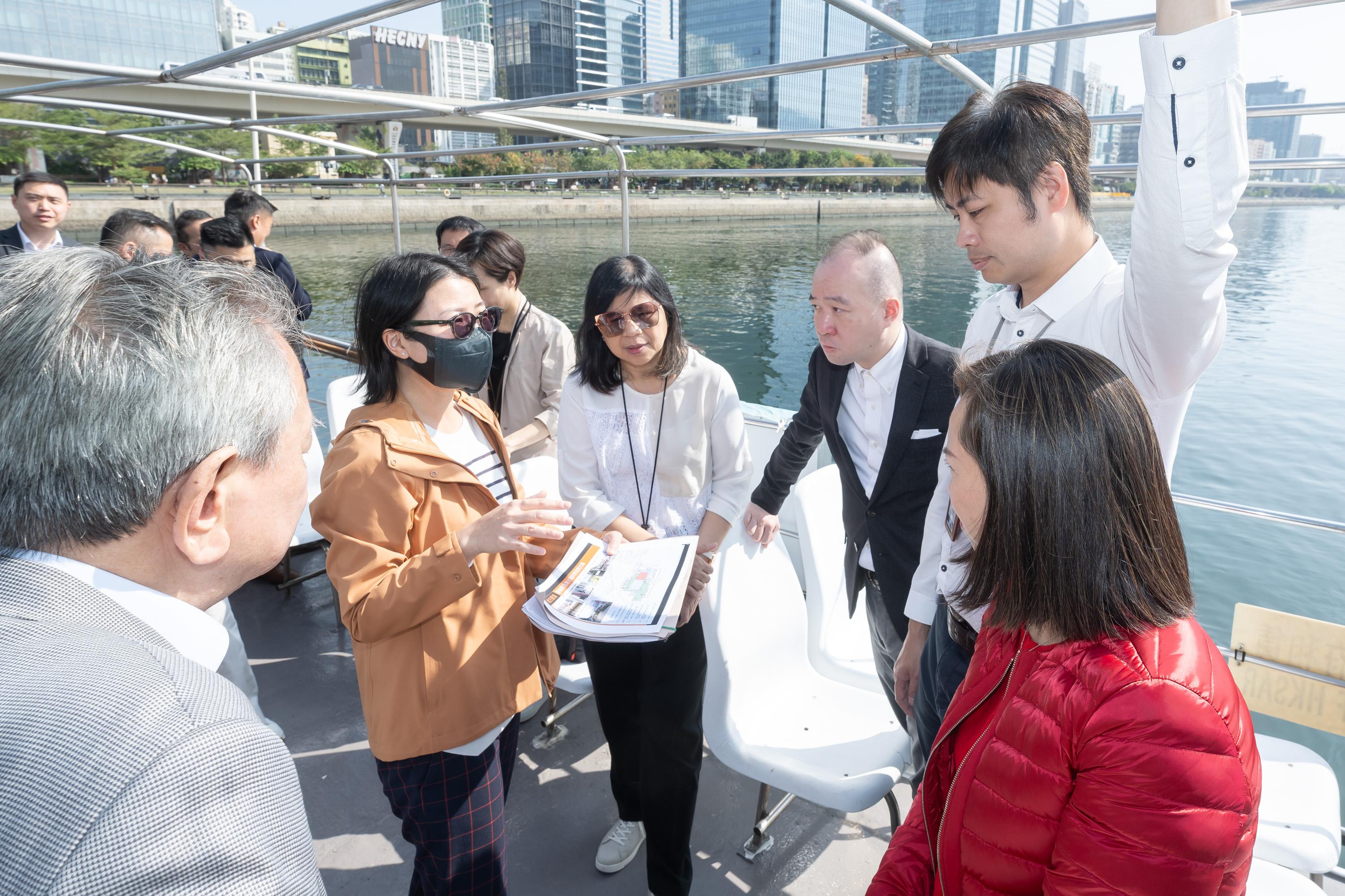 The Legislative Council (LegCo) Subcommittee to Study Matters Relating to Typhoon Shelters and Sheltered Anchorages conducts a site visit to the typhoon shelters at Aberdeen, Kwun Tong and Yau Ma Tei today (December 5). Photo shows LegCo Members learning about the operation of the pilot scheme for the exclusive mooring of non-pleasure vessels within the Kwun Tong Typhoon Shelter.