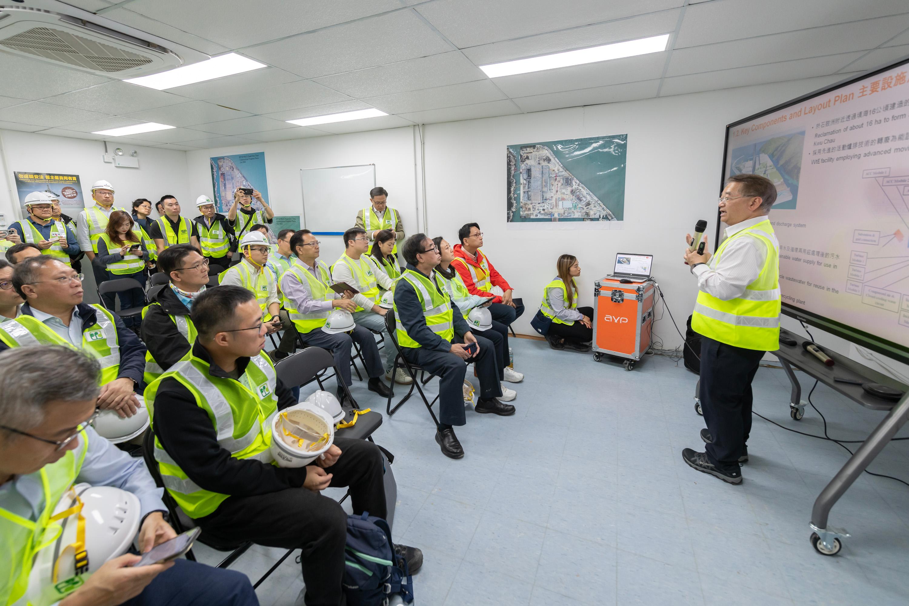 The Legislative Council (LegCo) Public Works Subcommittee conducts a site visit to the construction site of the Integrated Waste Management Facilities Phase 1 (I·PARK1) today (December 5). Photo shows LegCo Members receiving a briefing by the Environmental Protection Department on the implementation progress of I·PARK1.