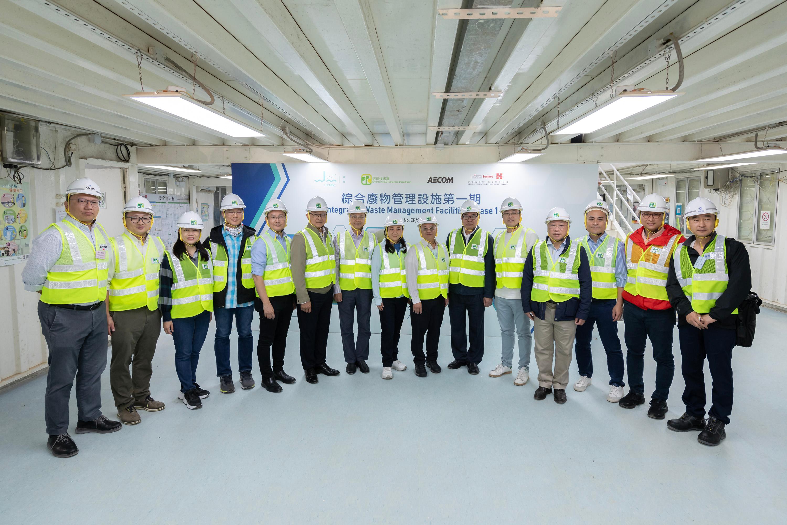 The Legislative Council (LegCo) Public Works Subcommittee conducts a site visit to the construction site of the Integrated Waste Management Facilities Phase 1 today (December 5). Photo shows LegCo Members with representatives of the Environmental Protection Department. 