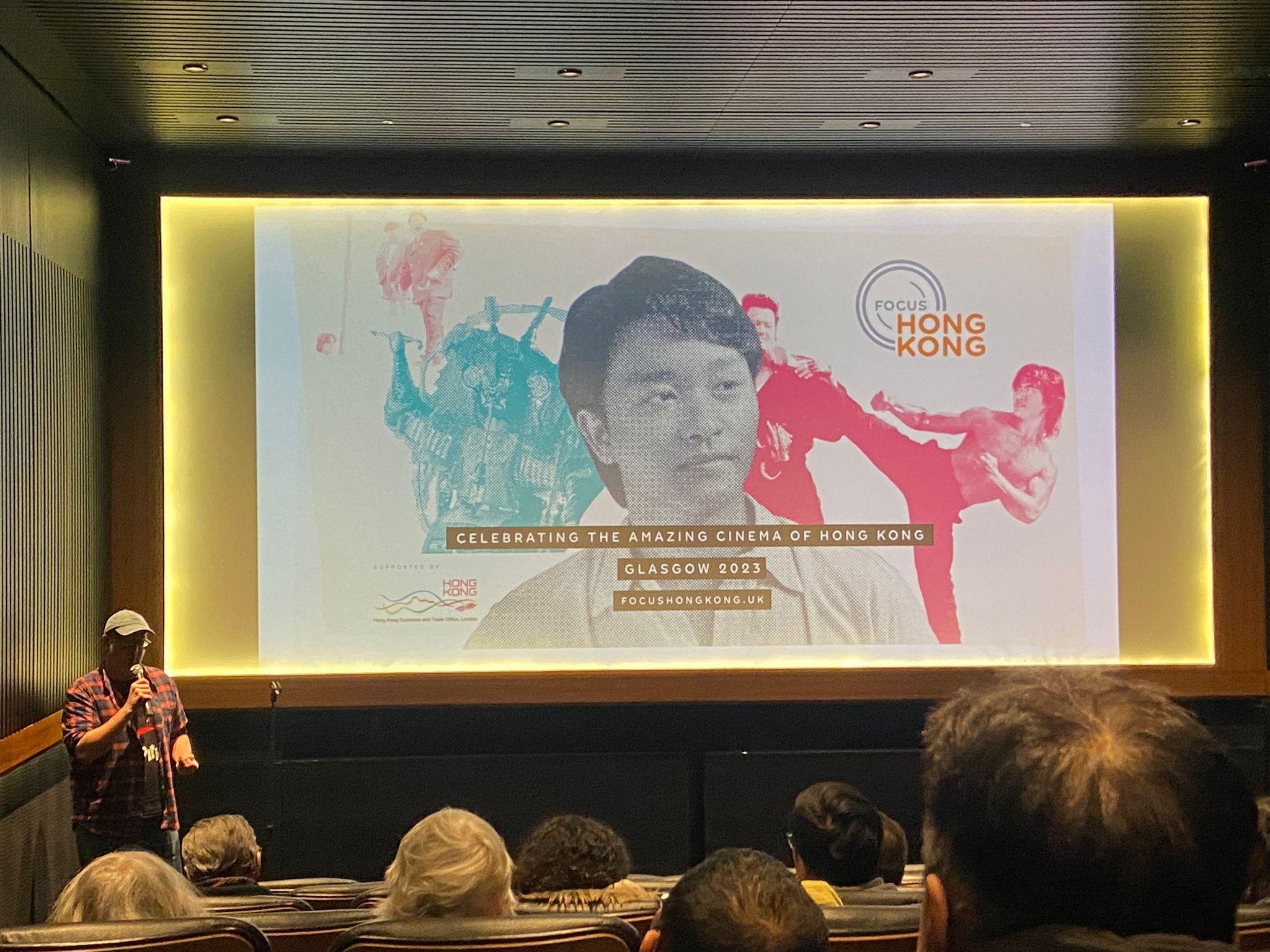 香港駐倫敦經濟貿易辦事處與《香港專輯》合作，於十二月二日至四日（倫敦時間）在英國蘇格蘭格拉斯哥電影院放映精選香港電影。圖示《香港專輯》協辦人James Mudge 向觀眾介紹電影《冬未來》。