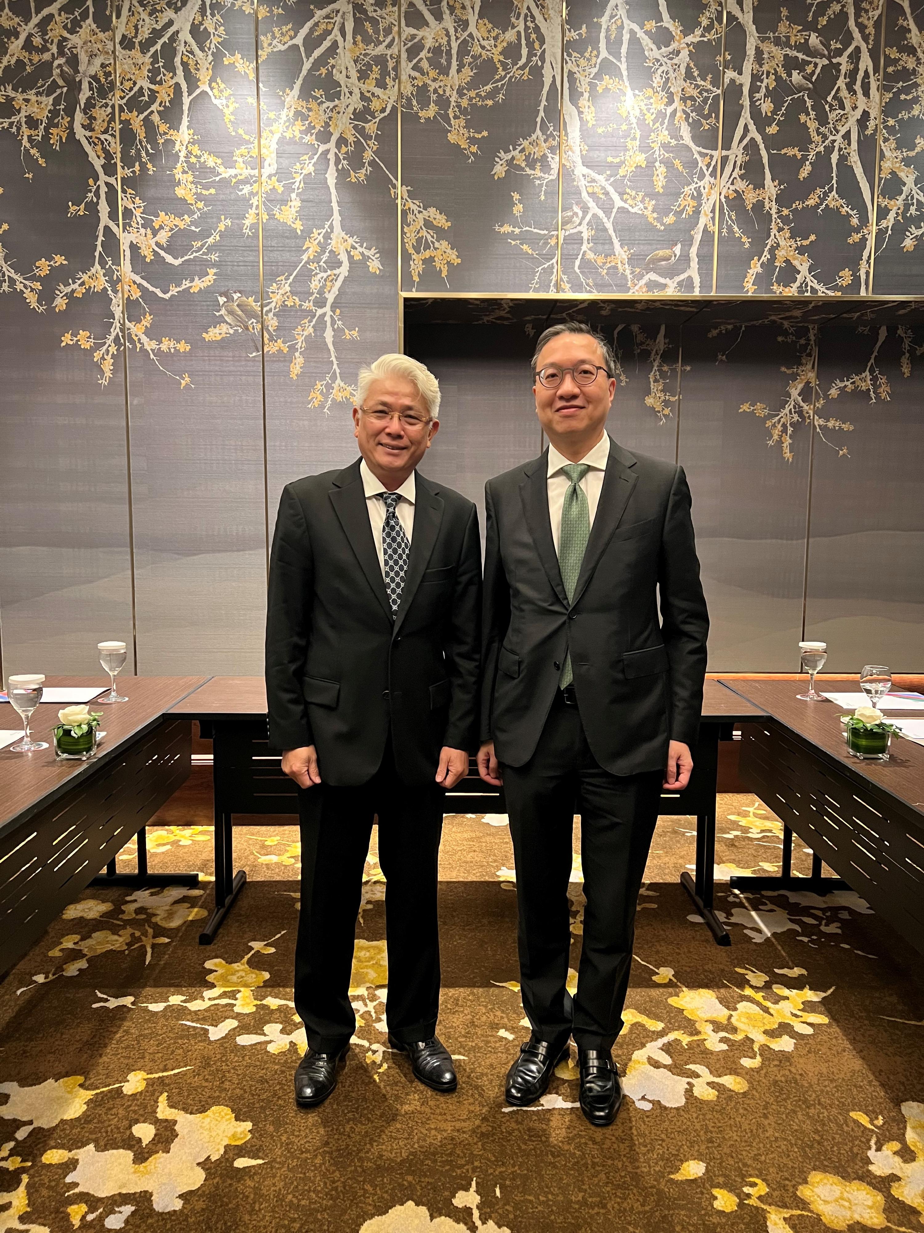 The Secretary for Justice, Mr Paul Lam, SC, continued his visit to Vietnam today (December 5) and met with the Vietnam Bar Federation. Photo shows Mr Lam (right) and the Vice President of Vietnam Bar Federation, Dr Luu Tien Dzung (left). 