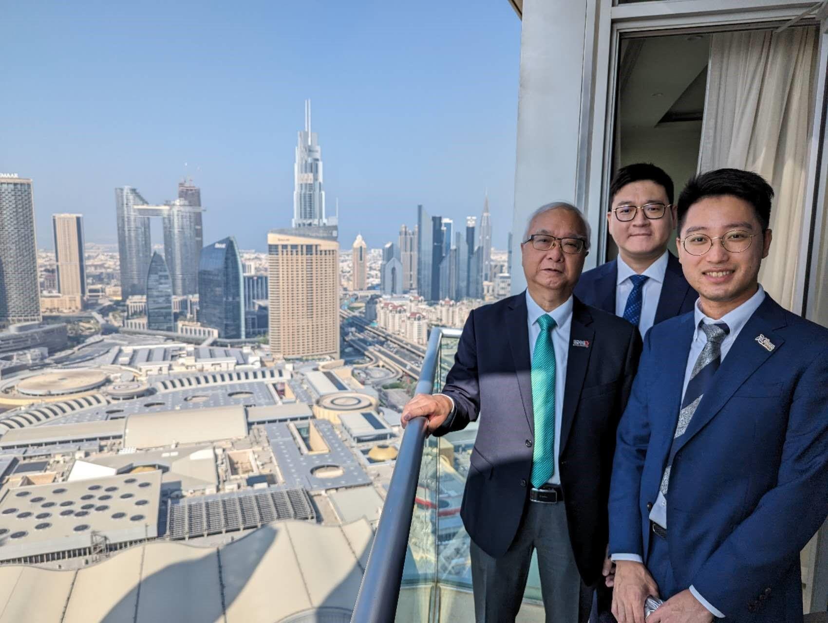 环境及生态局局长谢展寰（左一）昨日（迪拜时间十二月五日）在阿拉伯联合酋长国迪拜考察香港公司创冷科技于迪拜购物中心的项目。