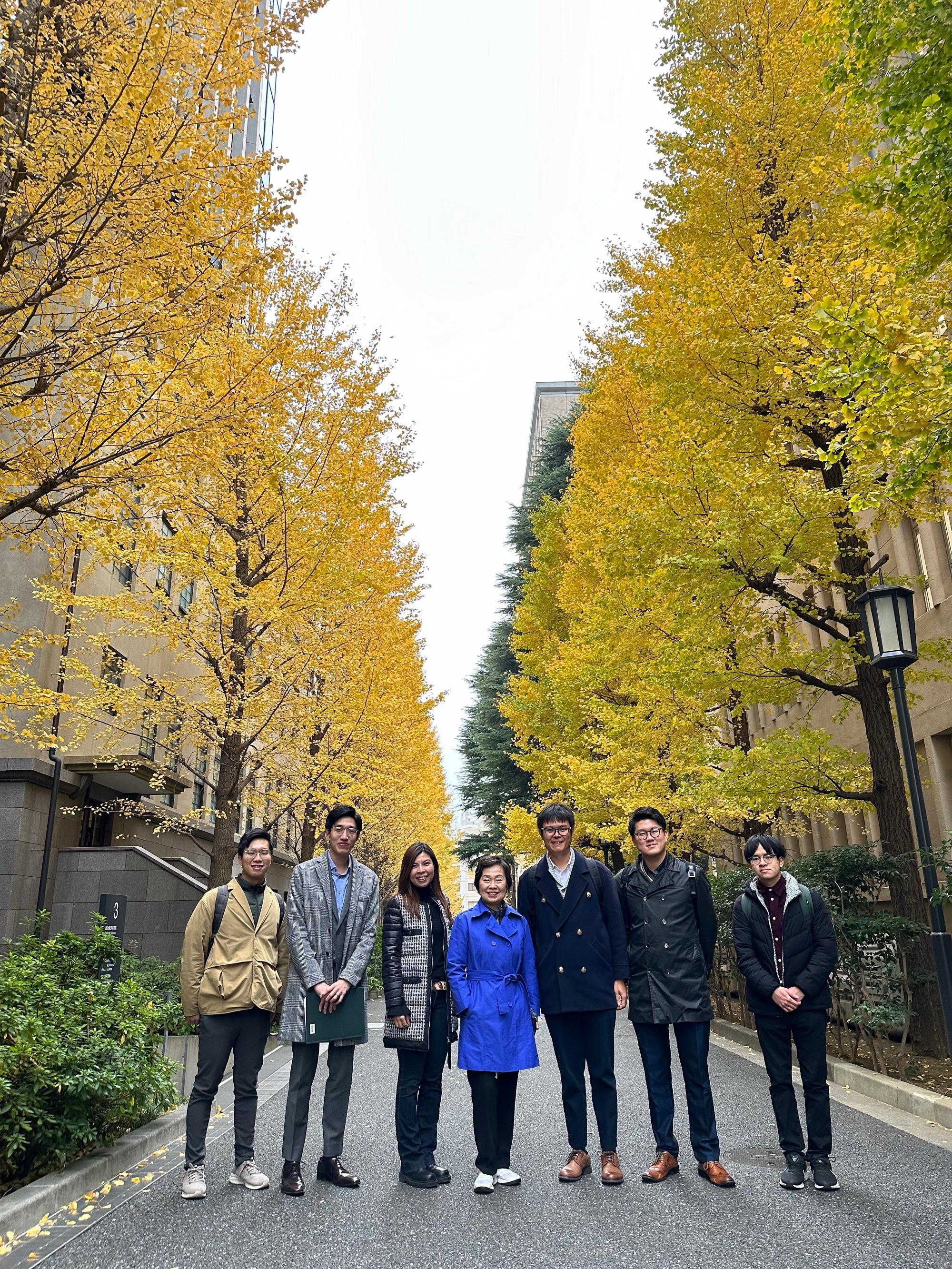 教育局局長蔡若蓮博士（中）昨日（十二月五日）在東京與在日本就學和工作的香港學生和青年會面，了解他們在日本的學習和生活情況。