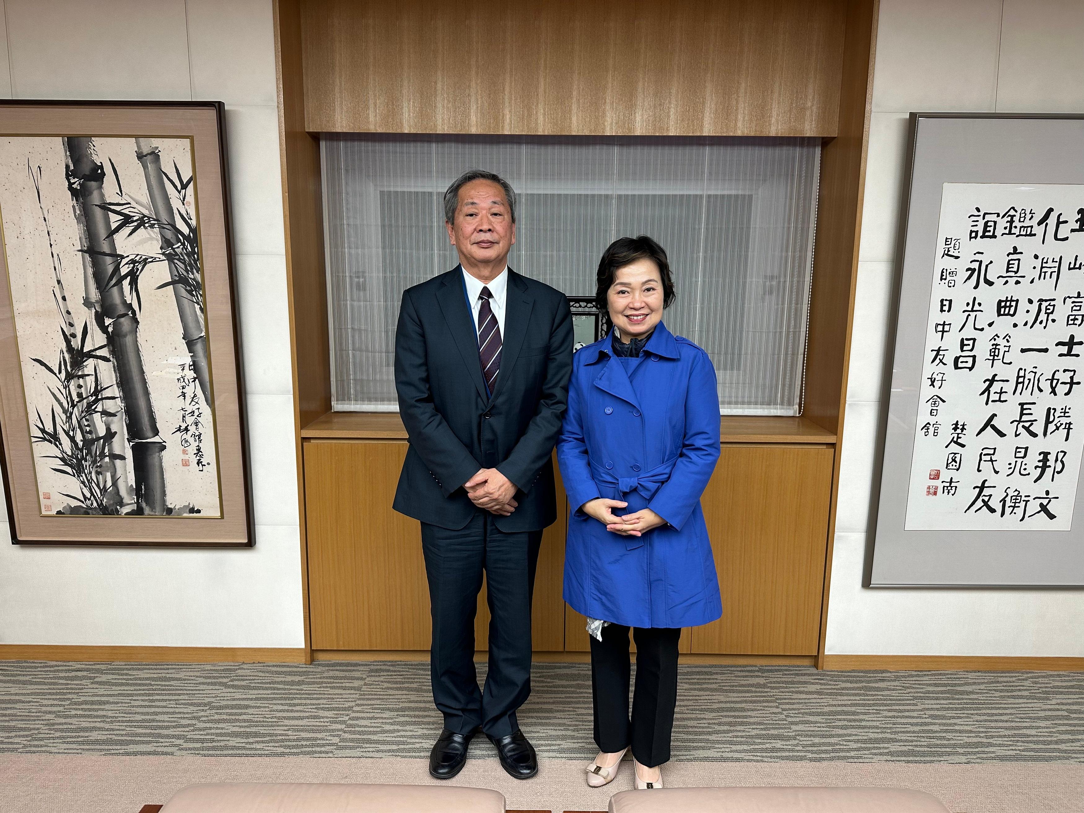 教育局局長蔡若蓮博士（右）昨日（十二月五日）在東京禮節性拜訪日中友好會館理事長小川正史。