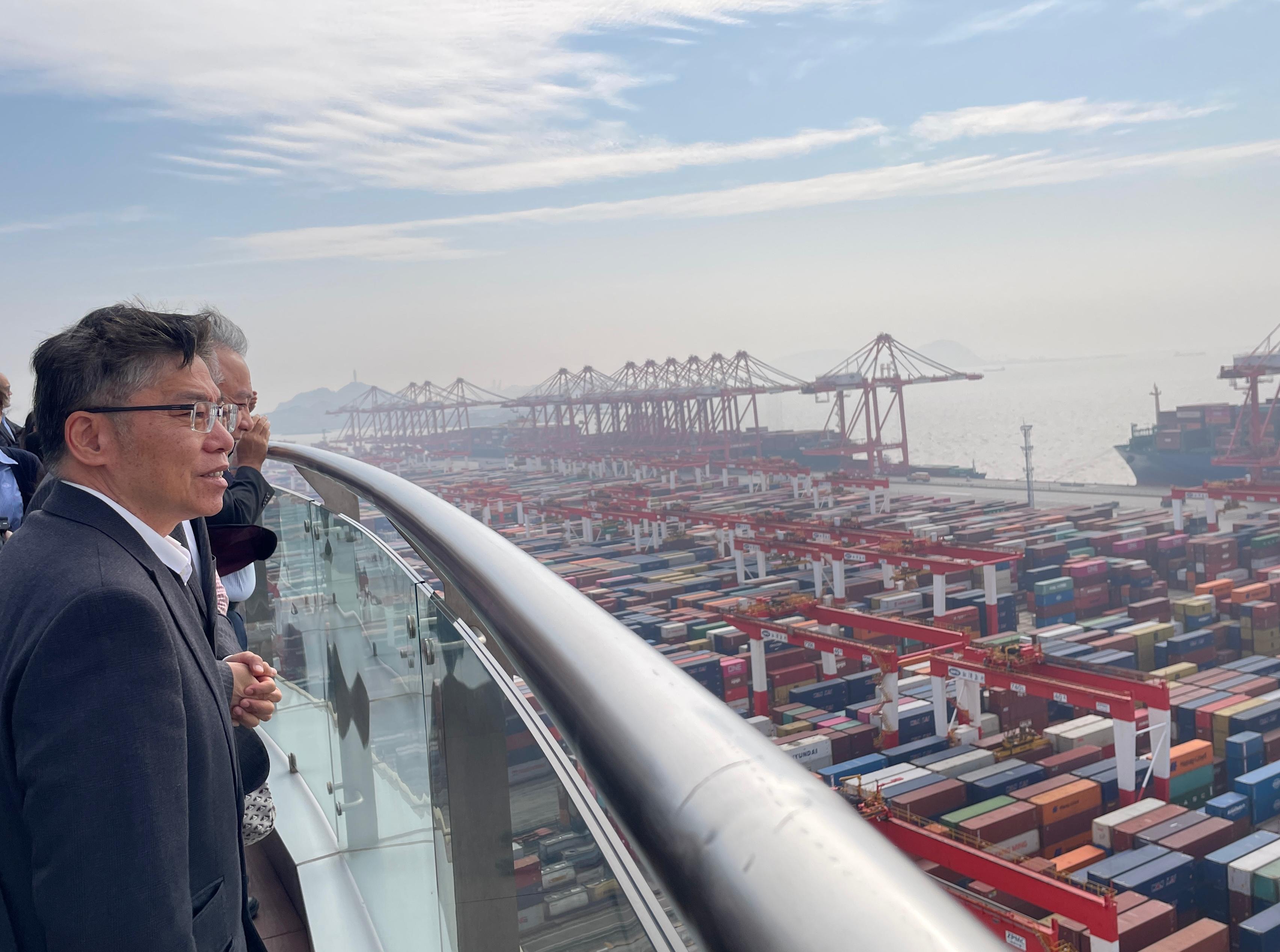 The Secretary for Transport and Logistics, Mr Lam Sai-hung (first left), leads members of the Hong Kong Maritime and Port Board to visit the Yangshan Phase IV Automated Terminal in Shanghai today (December 6) to understand more about its operation.
