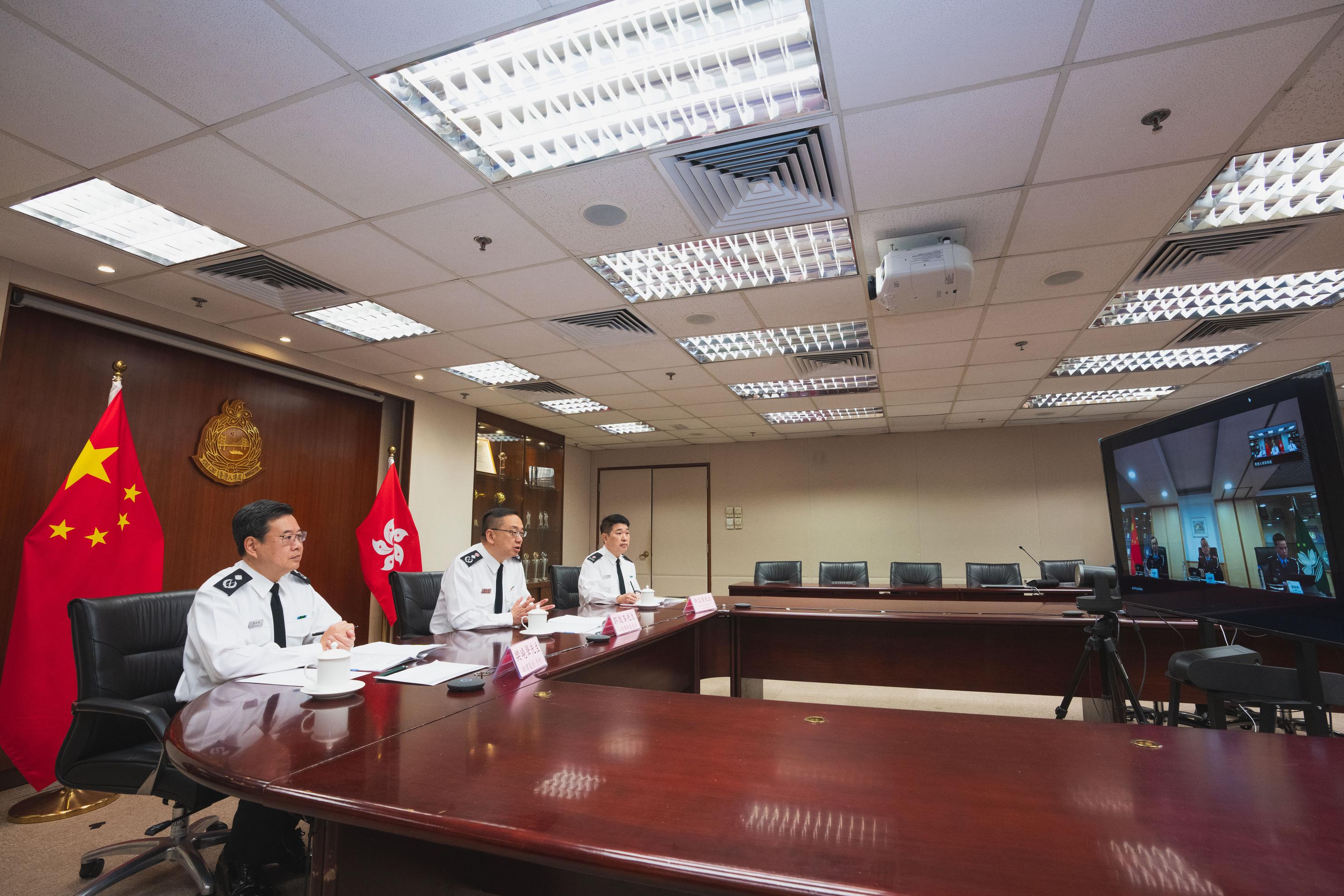The Director of Immigration, Mr Benson Kwok (centre), held a video conference with the Commissioner of the Public Security Police Force of the Macao Special Administrative Region, Mr Ng Kam-wa, yesterday (December 5) to discuss the immigration arrangements on the polling day of the 2023 District Council Ordinary Election.