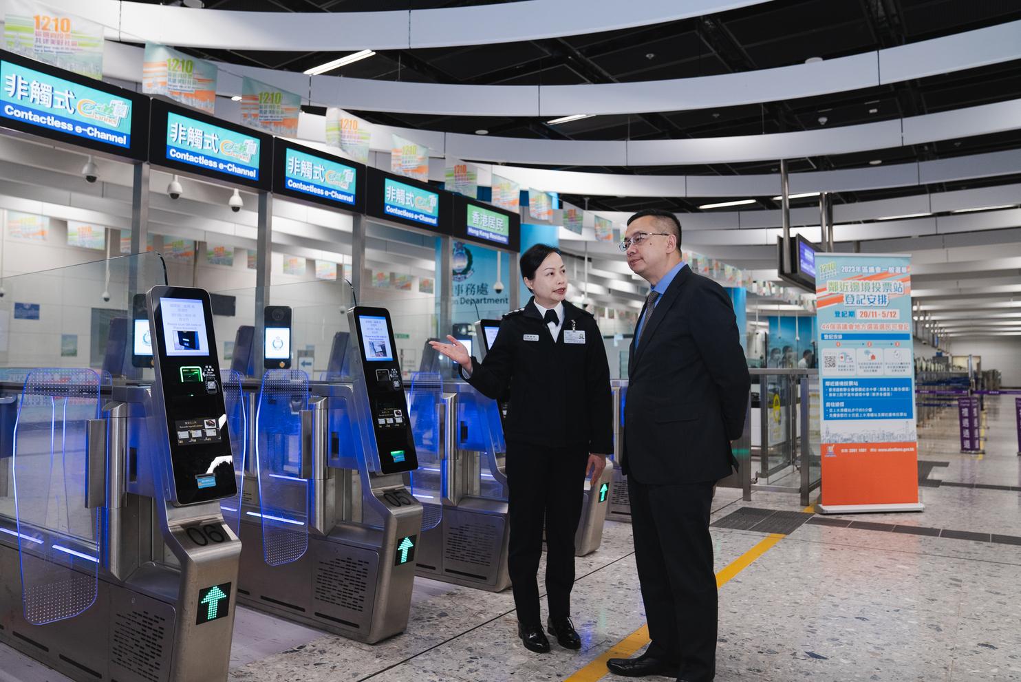 The Director of Immigration, Mr Benson Kwok, visited the Express Rail Link West Kowloon Control Point on December 4 (Monday) to understand the preparation works for the polling day of the District Council election.
