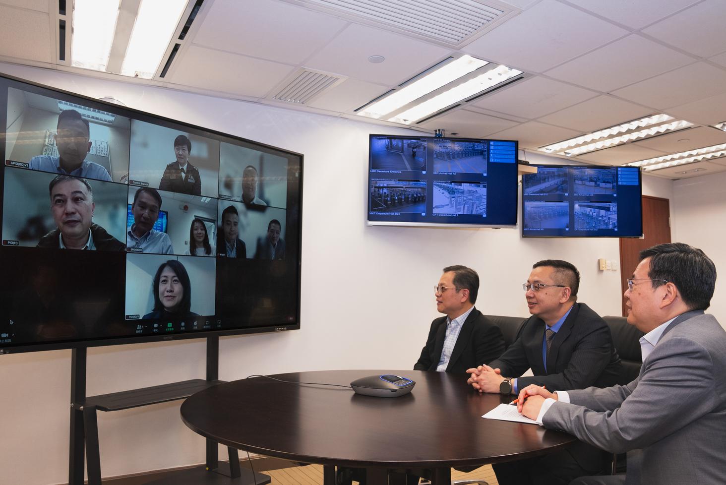 The Director of Immigration, Mr Benson Kwok (middle), held a video conference with commanders of control points on December 4 (Monday) to understand the preparation works for the polling day of the District Council election.
