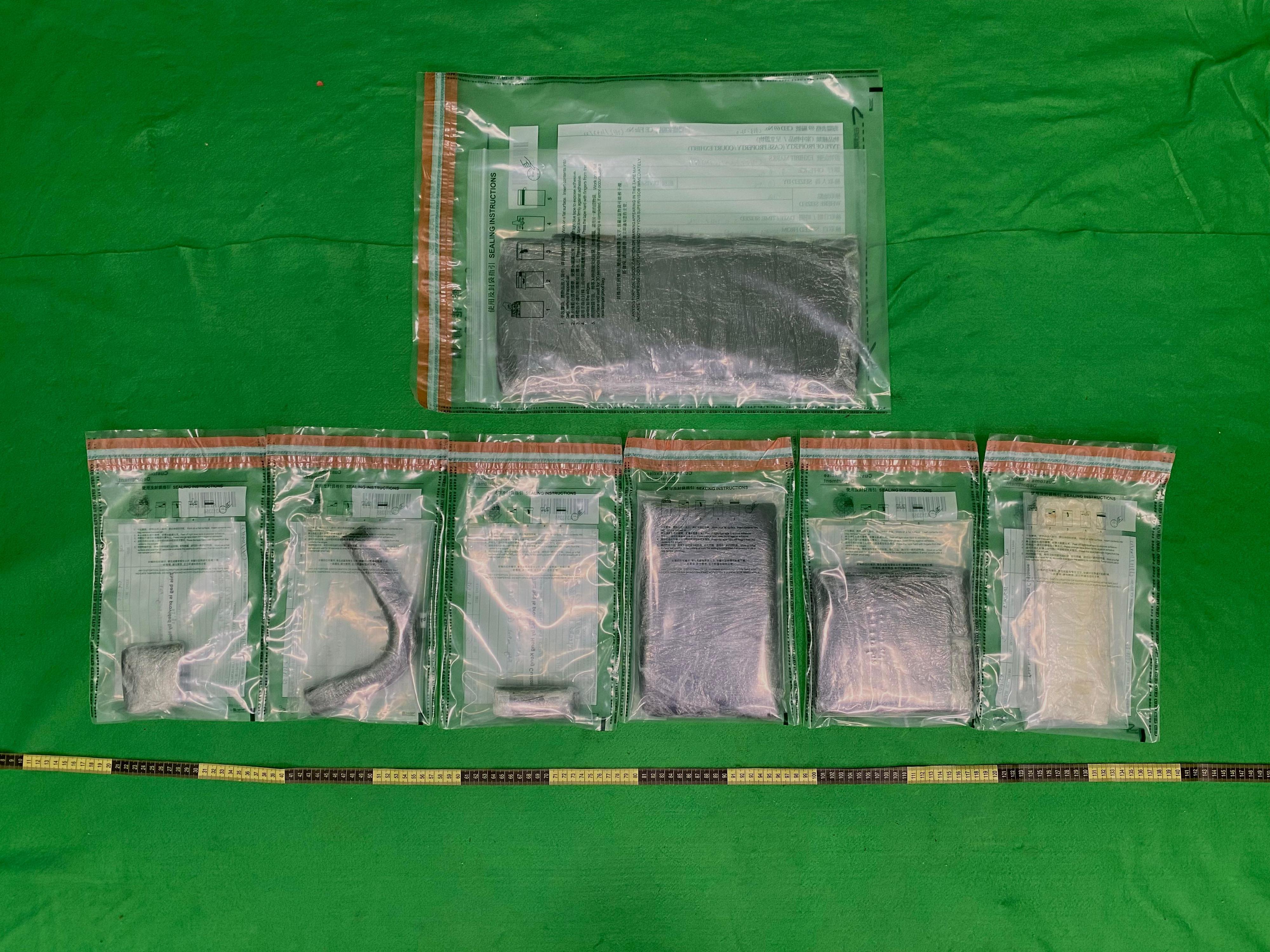 Hong Kong Customs yesterday (December 5) detected two passenger drug trafficking cases at Hong Kong International Airport and seized about 3.4 kilograms of suspected cannabis resin and about 500 grams of suspected cocaine with a total estimated market value of about $700,000. Photo shows the suspected cannabis resin and suspected cocaine seized in the first case.