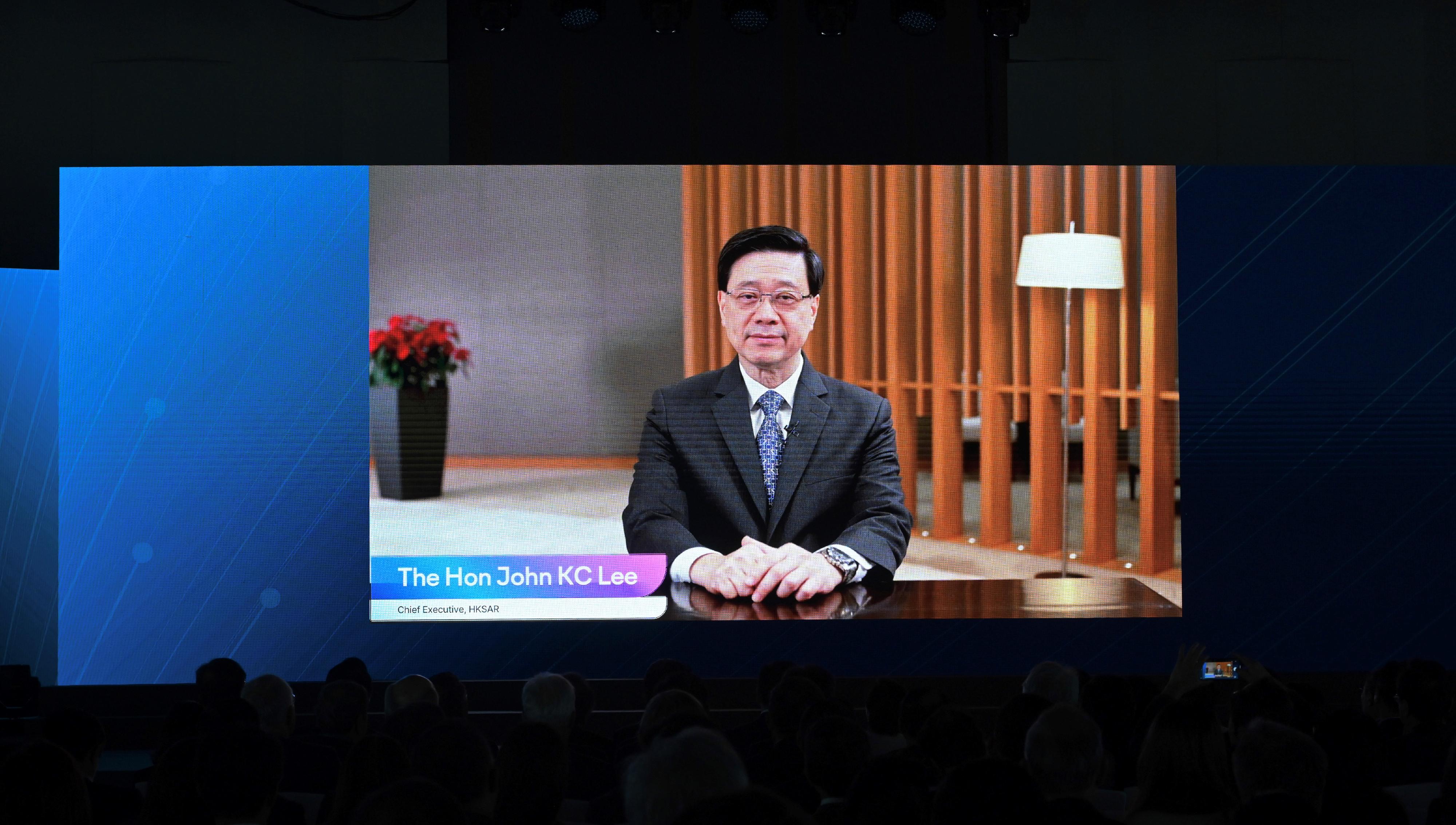 創新科技署和香港科技園公司主辦的「InnoHK創新香港研發平台高峰會2023」今日（十二月六日）在香港科學園舉行。圖示行政長官李家超以視像形式致開幕辭。

