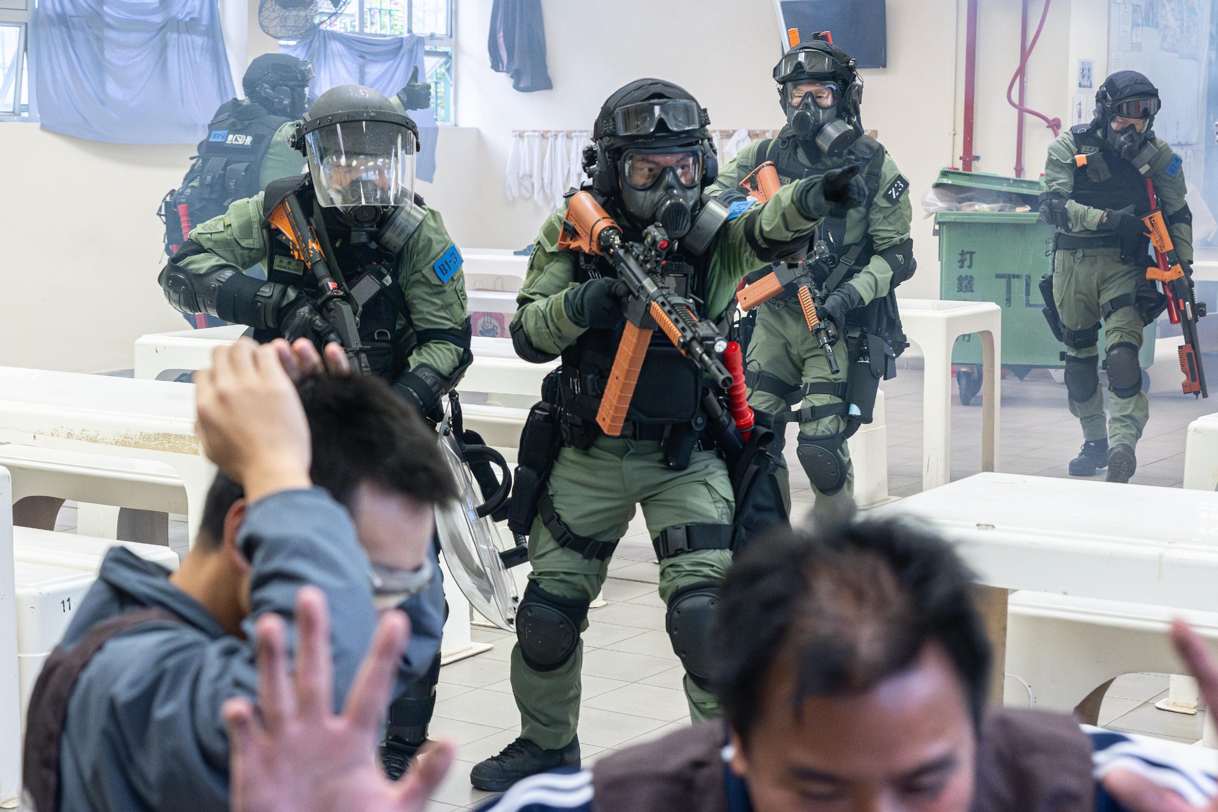 The Correctional Services Department (CSD) conducted an emergency exercise, code-named Concord XXII, today (December 6). The exercise simulated a series of incidents including mass indiscipline of persons in custody, a hostage-taking situation, members of the public obstructing CSD officers in execution of their duty, and the revelation of bio-chemical hazardous materials at Tai Lam Correctional Institution. Photo shows the Correctional Regional Response Team subduing persons in custody who have violated discipline regulations. 