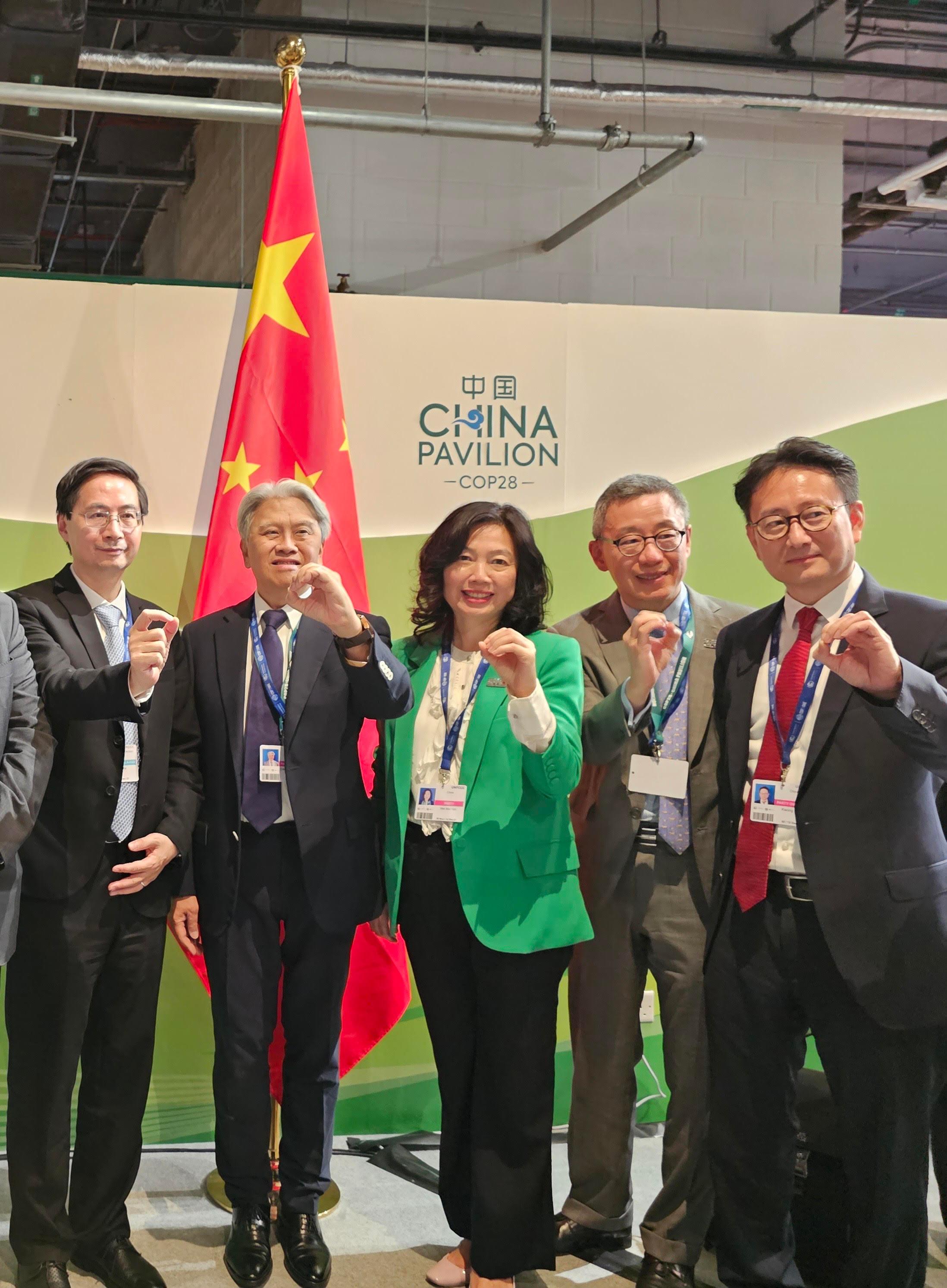 The Permanent Secretary for Financial Services and the Treasury (Financial Services), Ms Salina Yan (centre), took a photo with other speakers  at the China Corner's Side Event of the 28th Conference of the Parties to the United Nations Framework Convention on Climate Change co-organised by Friends of the Earth (HK) and the Financial Services Development Council in Dubai, the United Arab Emirates, today (December 6, Dubai time).