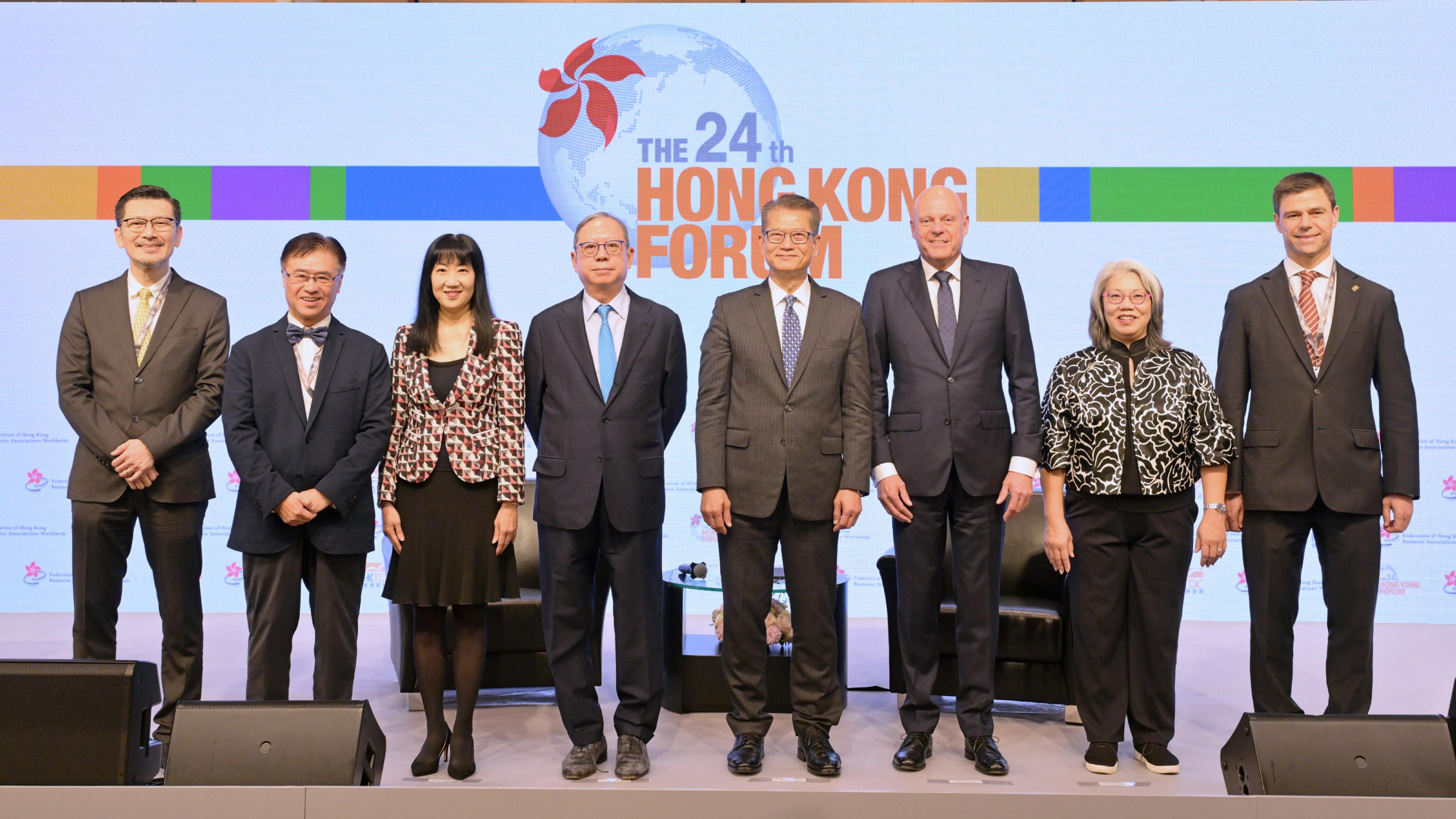 The Financial Secretary, Mr Paul Chan, attended the 24th Hong Kong Forum Keynote Luncheon today (December 6). Photo shows Mr Chan (fourth right); the Chairman of the Hong Kong Trade Development Council (HKTDC), Dr Peter Lam (fourth left); the Executive Director of the HKTDC, Ms Margaret Fong (third left); the Chairman of the Federation of Hong Kong Business Associations Worldwide, Mr Hans Poulis (third right), and other guests at the luncheon.