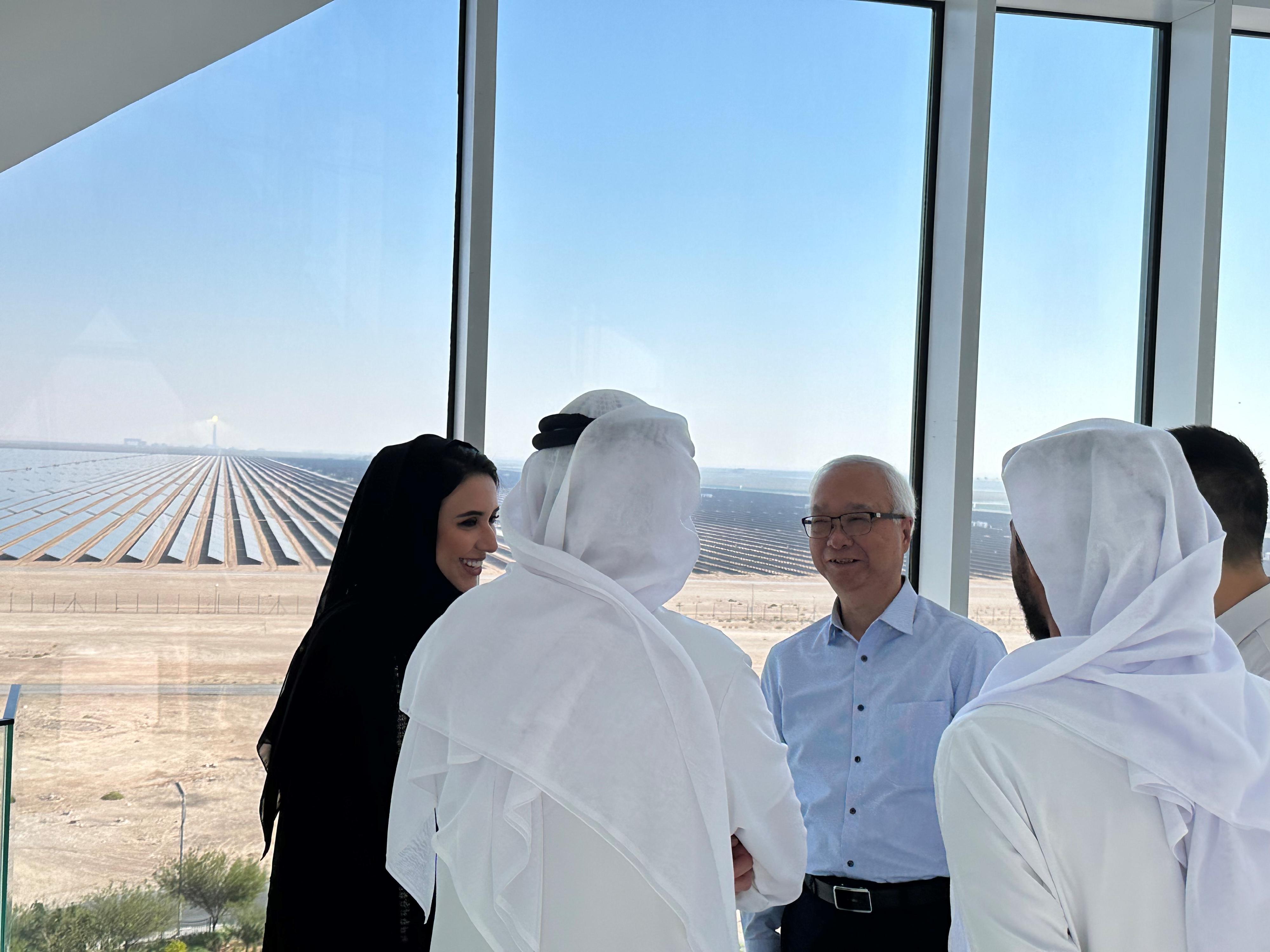 環境及生態局局長謝展寰（中）昨日（迪拜時間十二月六日）在阿拉伯聯合酋長國迪拜參觀迪拜水電局創新中心以及Mohammed bin Rashid Al Maktoum 太陽能園區，了解迪拜在可再生能源的發展。



