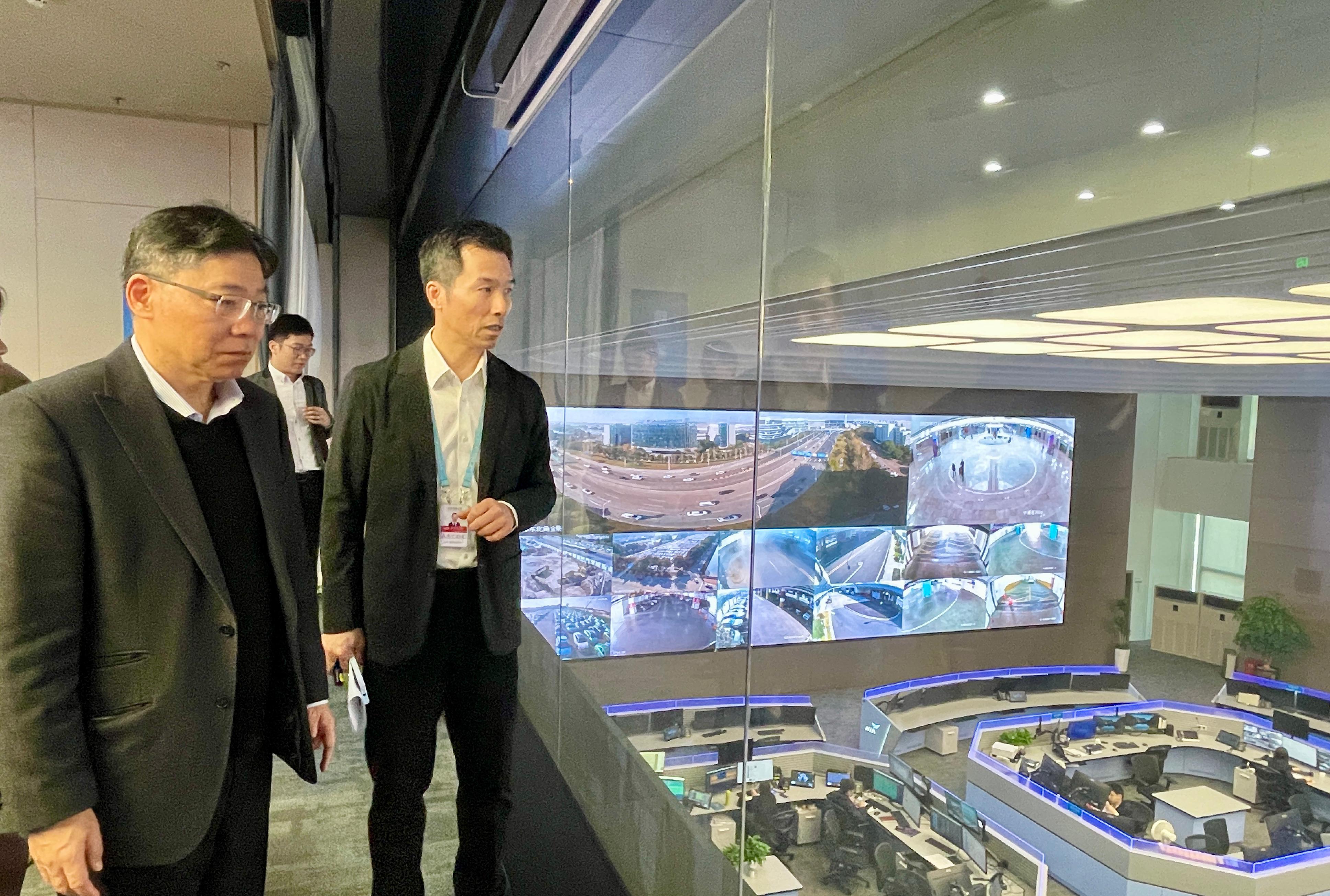 The Secretary for Transport and Logistics, Mr Lam Sai-hung (left), visits Hangzhou Xiaoshan International Airport today (December 7) and receives a briefing by representatives of the Airport Authority Hong Kong on the latest development at Hangzhou Xiaoshan International Airport.
