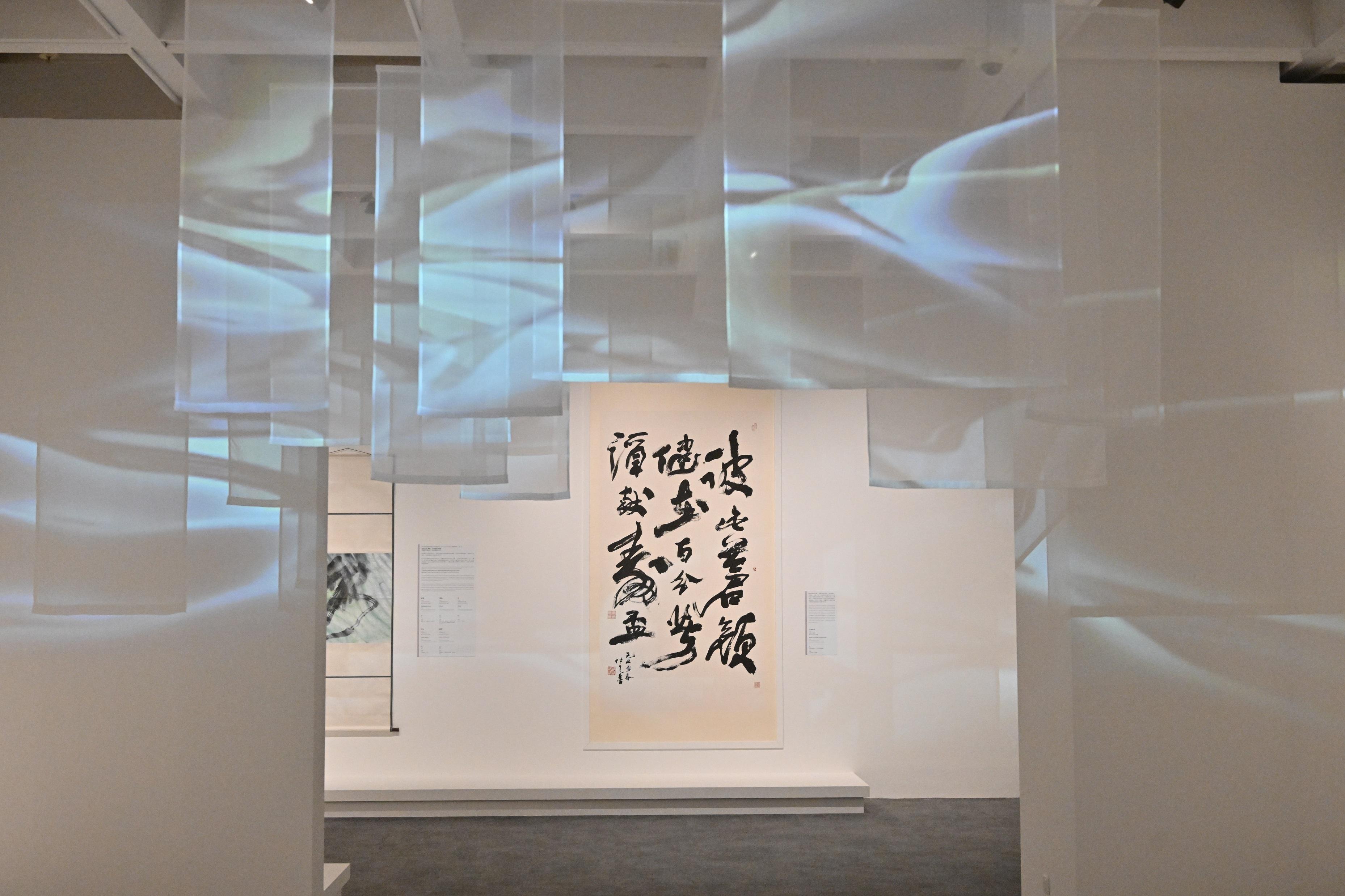 The opening ceremony of the "Boundless Universe: Calligraphy by Jat See-yeu" exhibition and donation ceremony was held today (December 7) at the Hong Kong Museum of Art. Photo shows a large work, "Verse in running-cursive script", from his later years.