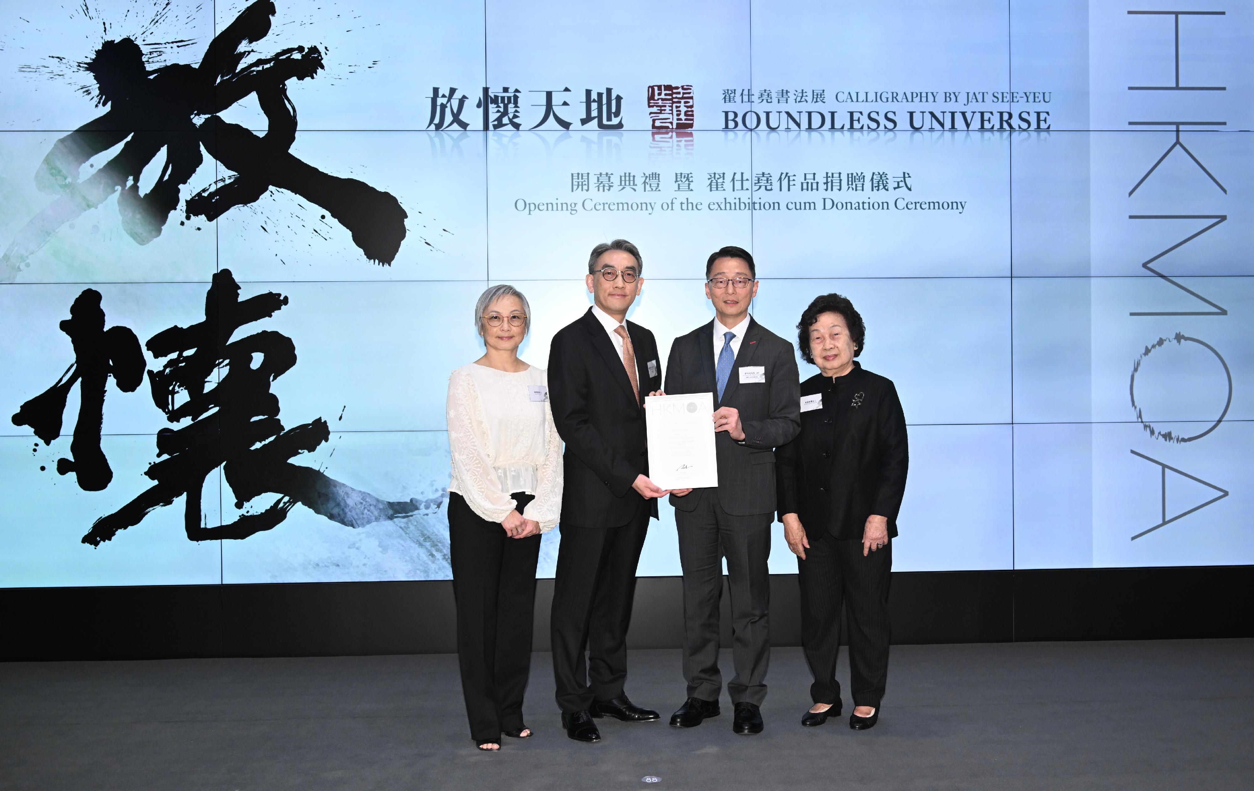 The opening ceremony of the "Boundless Universe: Calligraphy by Jat See-yeu" exhibition cum donation ceremony was held today (December 7) at the Hong Kong Museum of Art (HKMoA). Photo shows officiating guests including the Director of Leisure and Cultural Services, Mr Vincent Liu (second right); Jat's son, Mr Jat Sew-tong, SC (second left); taking group photo with Jat's wife, Mrs Jat Hwang Sun-lun (first right) and daughter, Ms Jat Mo-yue (first left).