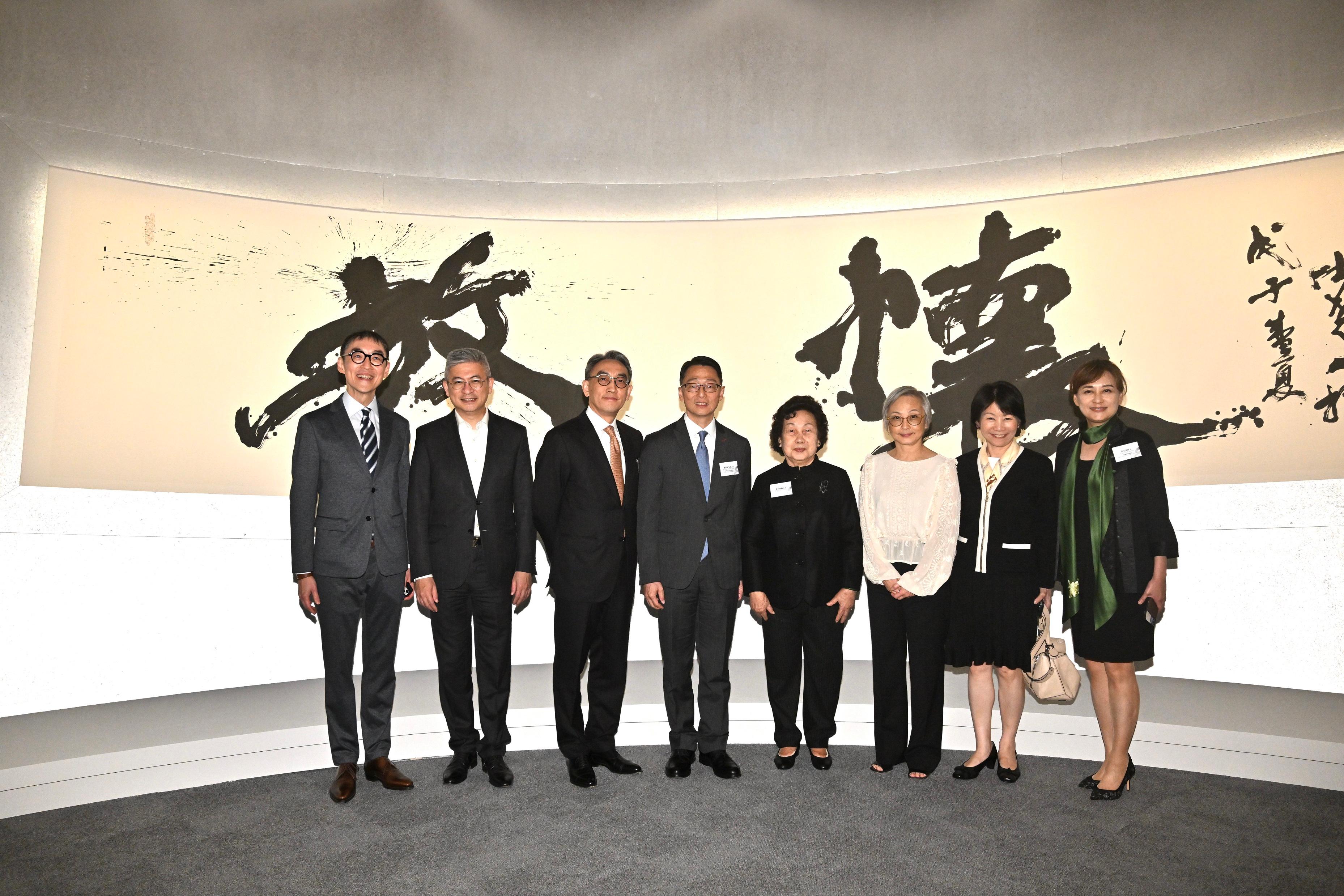 The opening ceremony of the "Boundless Universe: Calligraphy by Jat See-yeu" exhibition and donation ceremony was held today (December 7) at the Hong Kong Museum of Art (HKMoA). Photo shows (from left) the Chairman of Museum Advisory Committee, Professor Douglas So; the Under Secretary for Culture, Sports and Tourism, Mr Raistlin Lau; Jat See-yeu's son, Mr Jat Sew-tong, SC; the Director of Leisure and Cultural Services, Mr Vincent Liu; Jat's wife, Mrs Jat Hwang Sun-lun; Jat's daughter, Ms Jat Mo-yue; the Commissioner for Tourism, Ms Vivian Sum; and the Museum Director of the HKMoA, Dr Maria Mok, in front of an artwork more than 6 metres wide named "Calligraphy in running script" by Jat. 