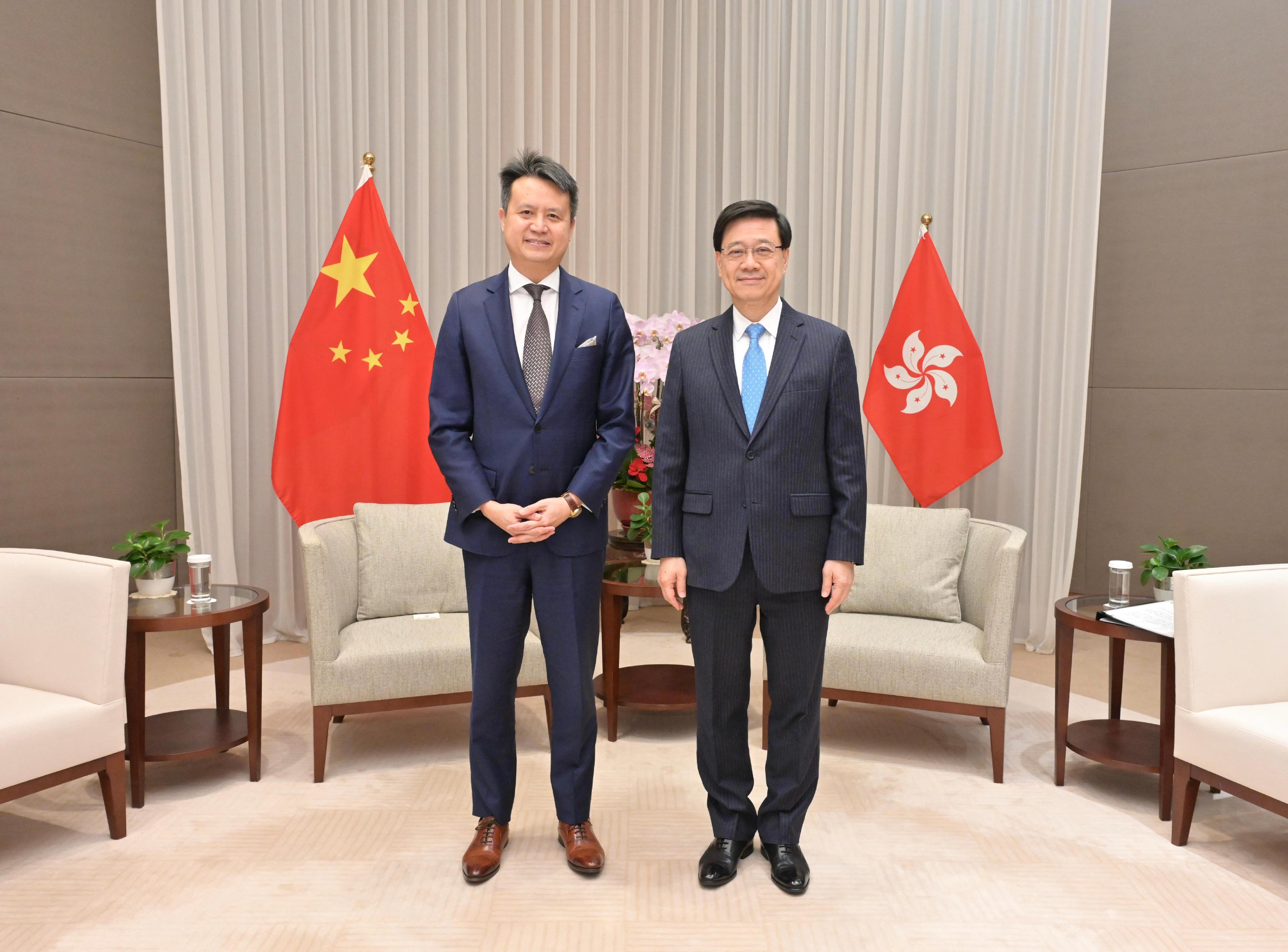 The Chief Executive, Mr John Lee (right), today (December 7) meets the Director General of the World Intellectual Property Organization, Mr Daren Tang (left). 