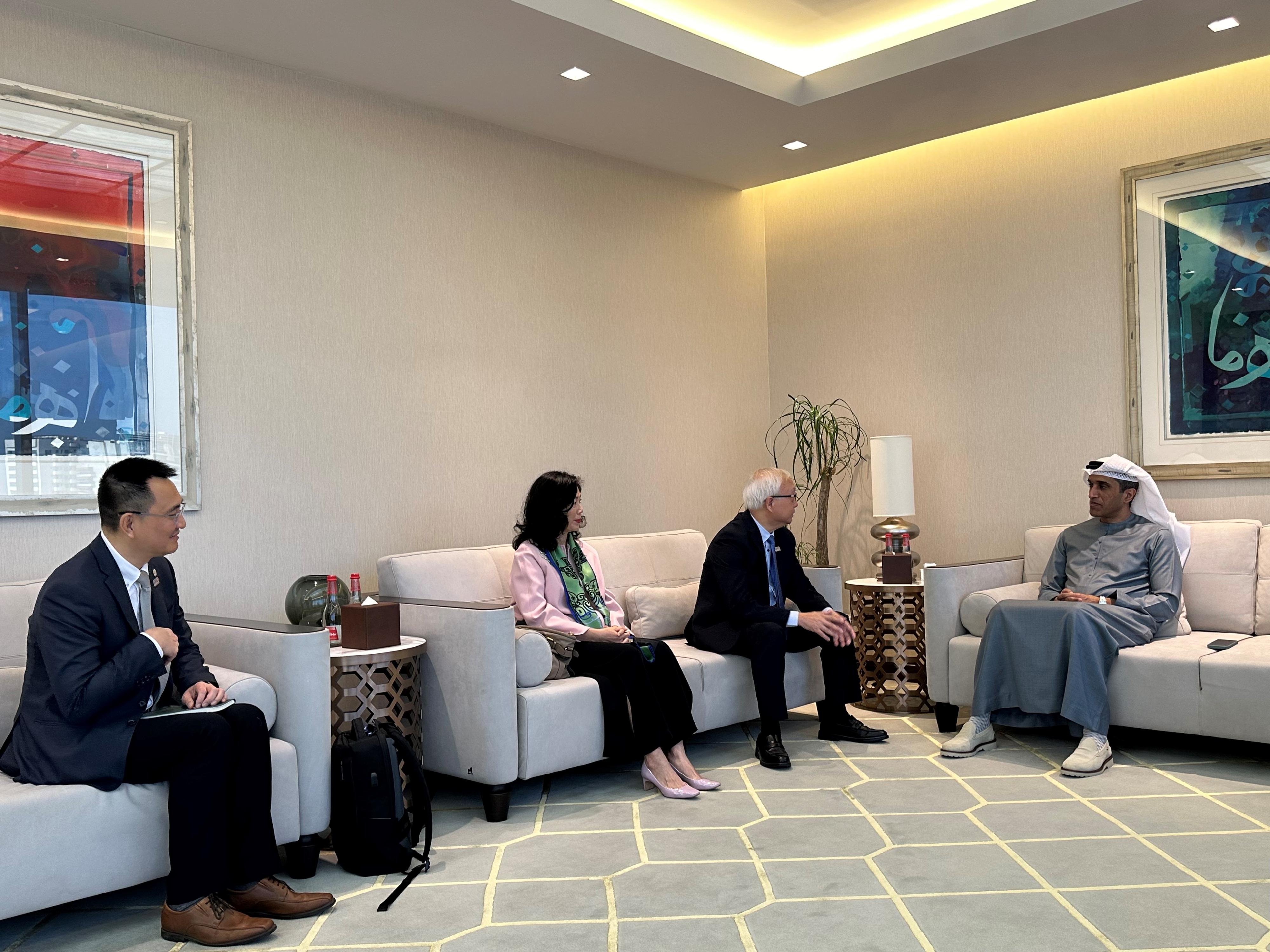 The Secretary for Environment and Ecology, Mr Tse Chin-wan (second right), and the Permanent Secretary for Financial Services and the Treasury (Financial Services), Ms Salina Yan (second left), yesterday (December 6, Dubai time) had a meeting with the Secretary General of the Executive Council of Dubai, Mr Abdulla Mohammed Al Basti (first right), in Dubai, the United Arab Emirates, to share the strategies and experience on combating climate change in the two places. 
