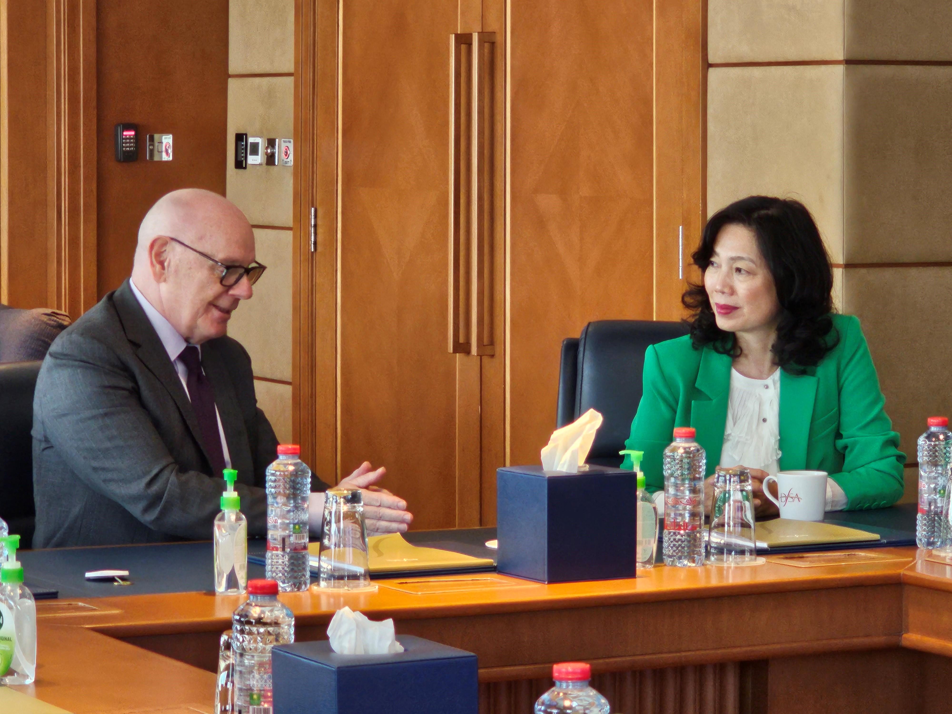 The Permanent Secretary for Financial Services and the Treasury (Financial Services), Ms Salina Yan (right), yesterday (December 6, Dubai time) met with the Chief Executive of the Dubai Financial Services Authority, Mr Ian Johnston (left), to exchange views on the development and regulation of financial services in the two places.


