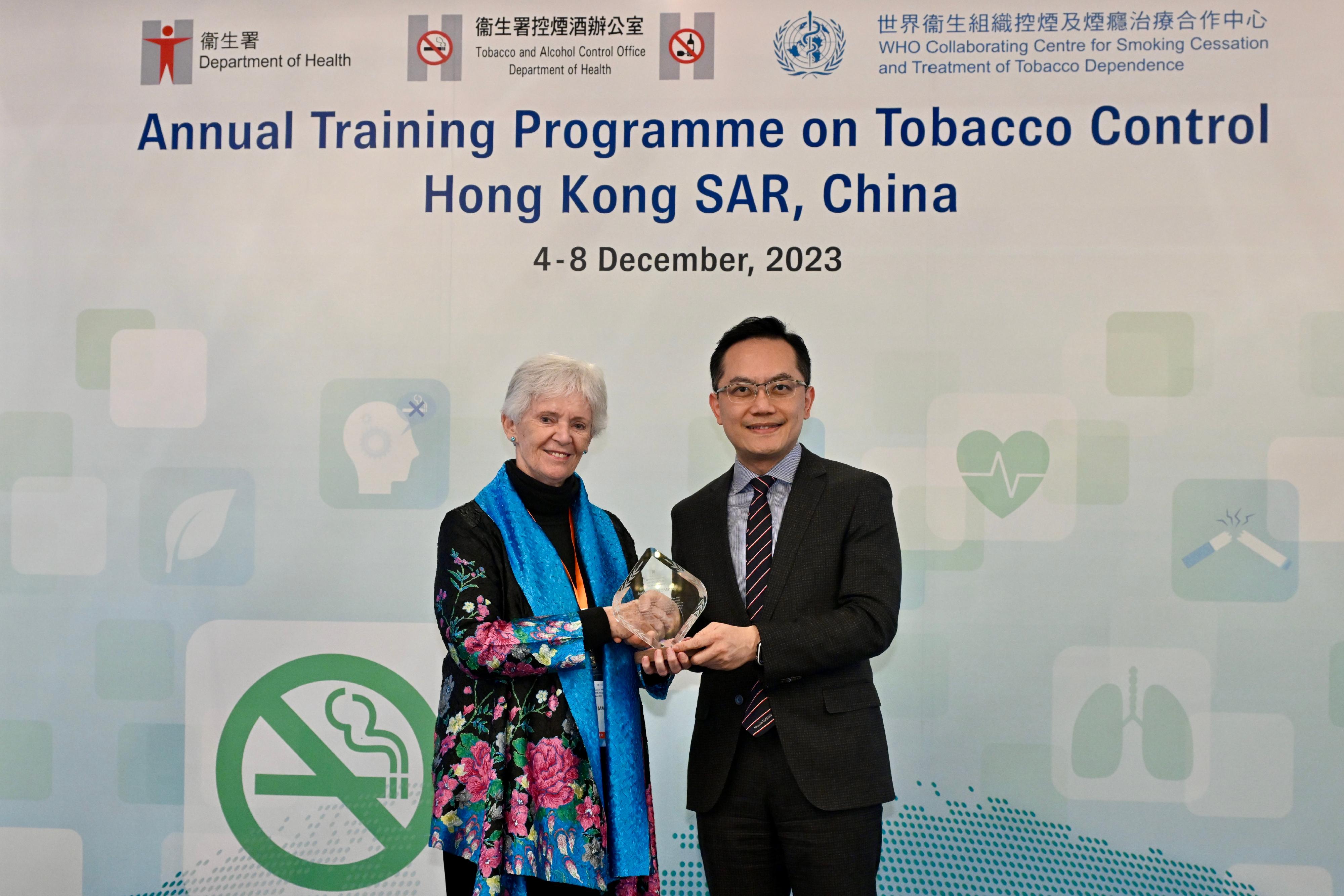 The Tobacco and Alcohol Control Office of the Department of Health organised the five-day Annual Training Programme on Tobacco Control 2023, and the closing ceremony was held today (December 7). Photo shows the Director of Health, Dr Ronald Lam (right), presenting a souvenir to one of the speakers, Senior Policy Adviser to the World Health Organization Professor Judith Mackay (left).