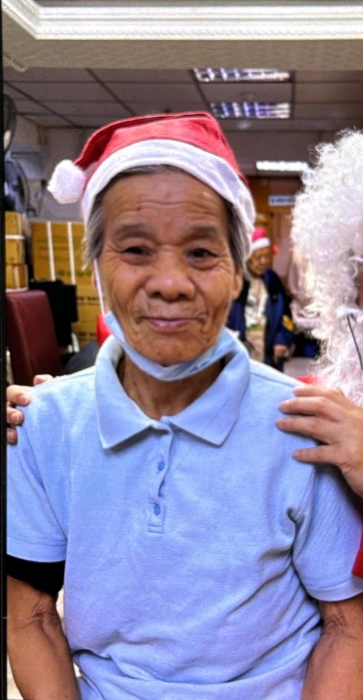 Chik Fung-kiu, aged 73, is about 1.55 metres tall, 45 kilograms in weight and of thin build. She has a long face with yellow complexion and short white hair. She was last seen wearing a black windbreaker, a light blue polo shirt, black sports trousers and light coloured sandals.