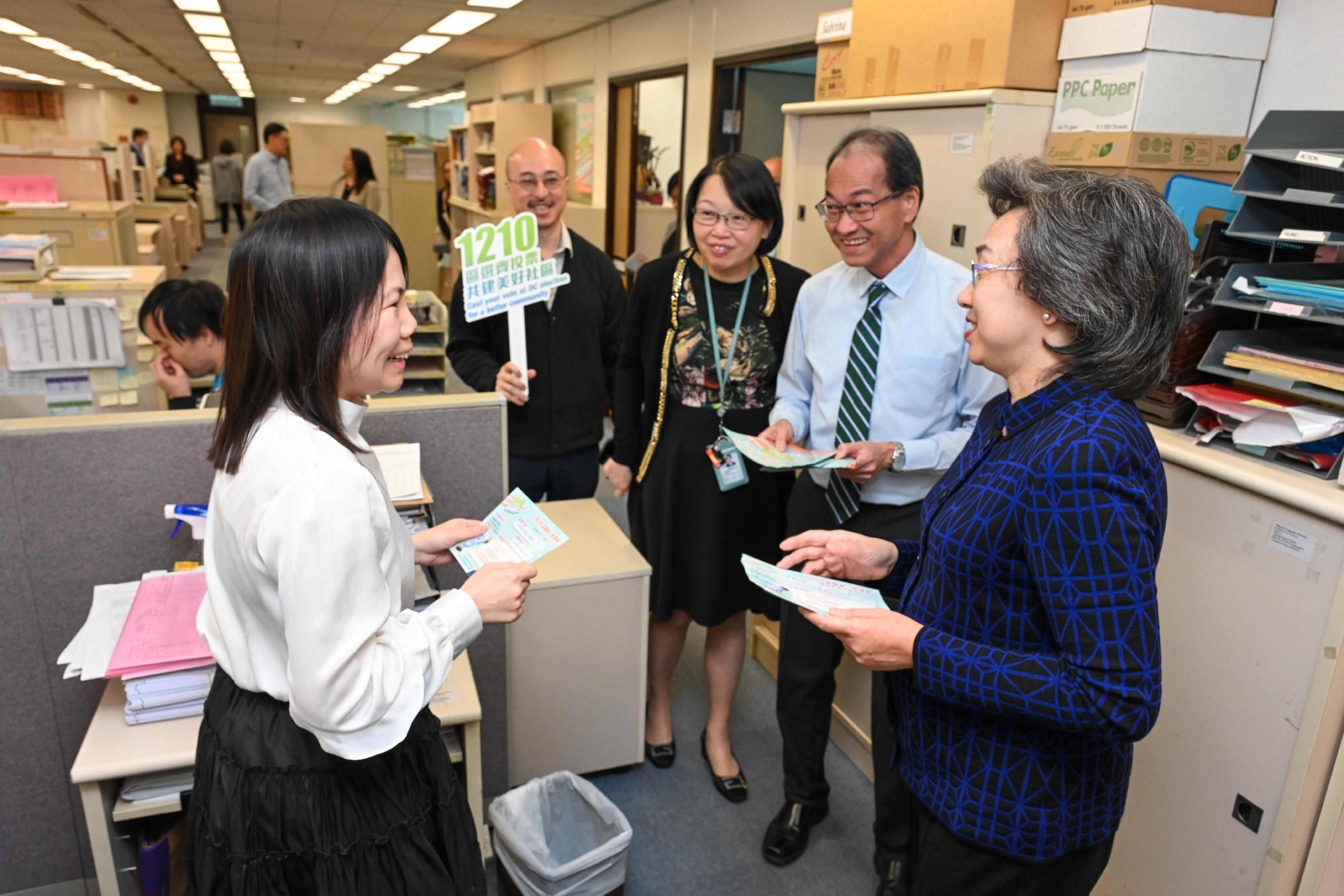With only three days to go before the District Council (DC) election, the Secretary for the Civil Service, Mrs Ingrid Yeung, distributed promotional leaflets on the DC election to colleagues at the Official Languages Division of the Civil Service Bureau (CSB) today (December 7) to encourage them to cast their votes with their families and friends on December 10. Photo shows Mrs Yeung (first right); Deputy Secretary for the Civil Service Mrs Angelina Cheung (third right); and the Principal Official Languages Officer of the CSB, Mr Tin Kai-yin (second right), appealing to a colleague to cast her vote early on the polling day.